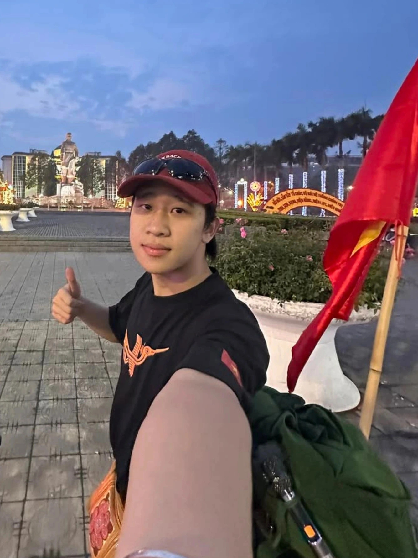 Chàng trai 24 tuổi đạp xe từ Hà Nội đến TP . HCM xem diễu binh - Ảnh 3. Chàng trai 24 tuổi đạp xe từ Hà Nội đến TP . HCM xem diễu binh - Ảnh 3.