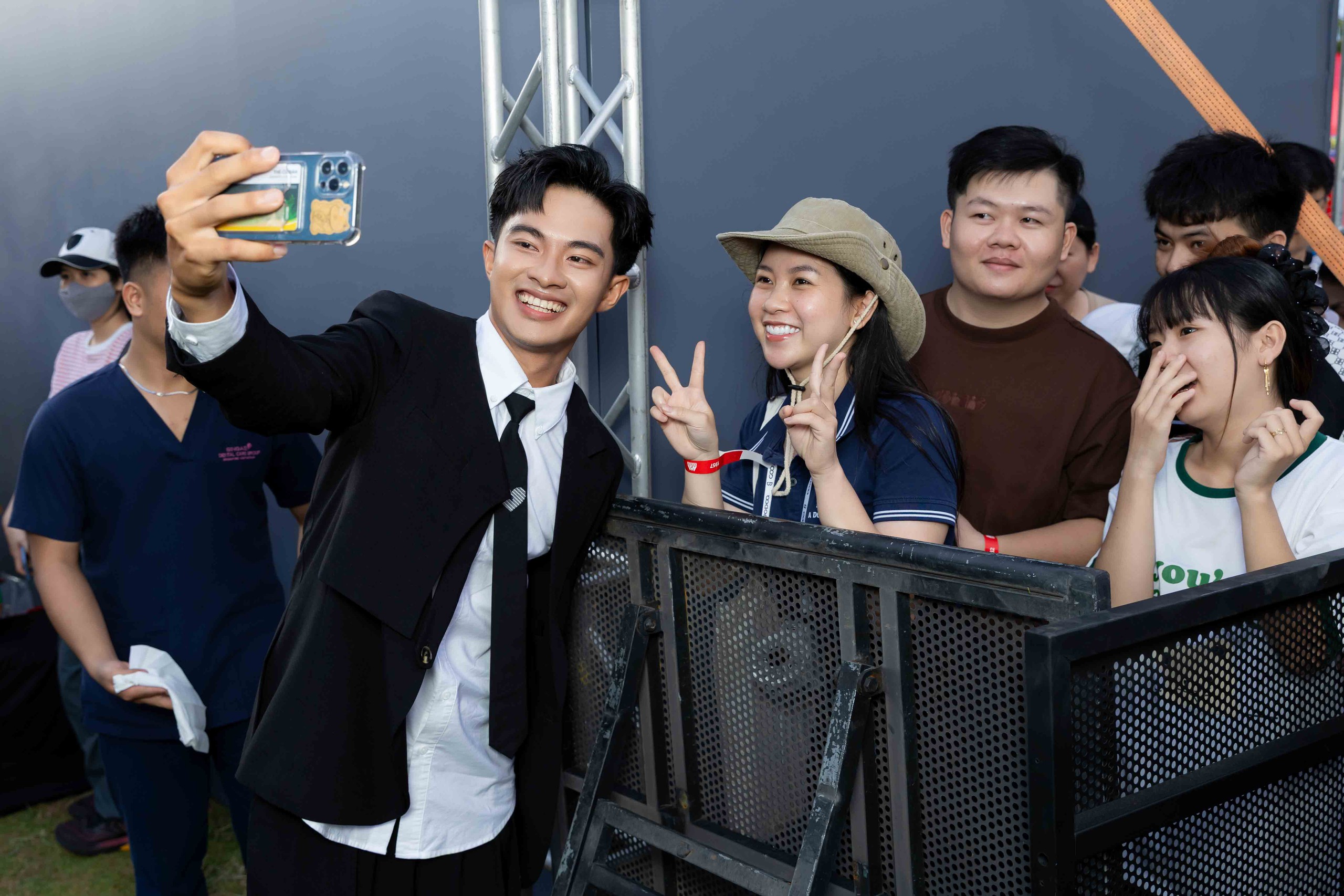 TikToker Lê Tuấn Khang trổ tài ca hát cùng Lý Hải- Ảnh 8. TikToker Lê Tuấn Khang trổ tài ca hát cùng Lý Hải- Ảnh 8.