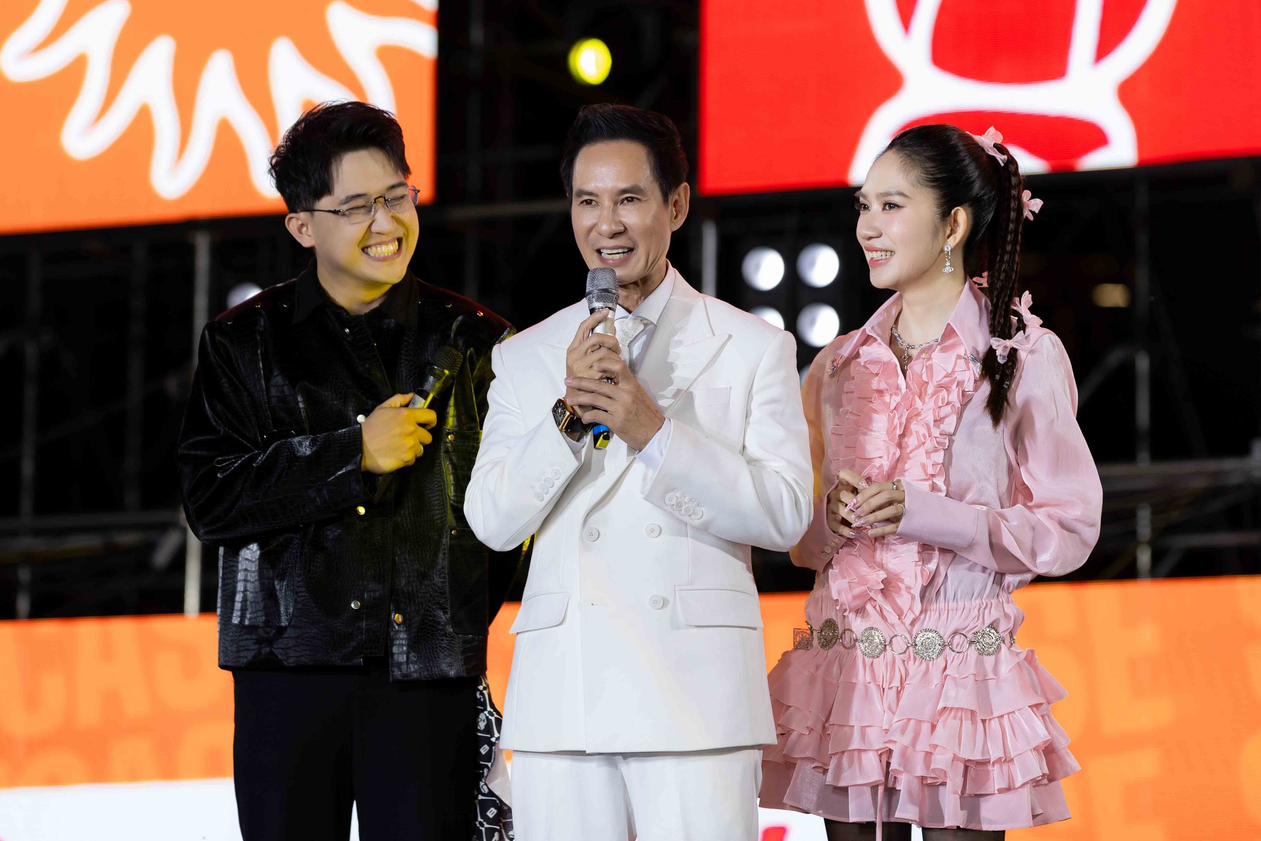 TikToker Lê Tuấn Khang trổ tài ca hát cùng Lý Hải- Ảnh 7. TikToker Lê Tuấn Khang trổ tài ca hát cùng Lý Hải- Ảnh 7.