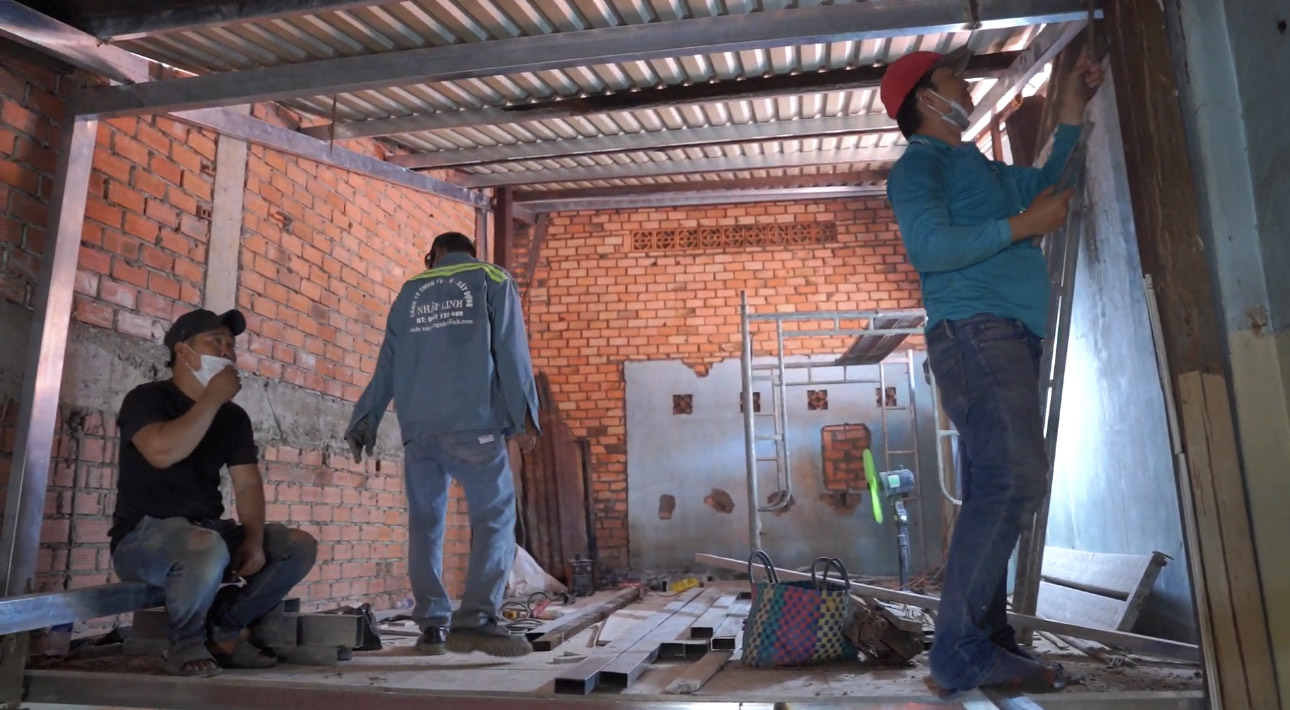 Người c&oacute; c&ocirc;ng, hộ kh&oacute; khăn Q.Ph&uacute; Nhuận vui mừng nhận tiền sửa chữa nh&agrave; n - Ảnh 1.