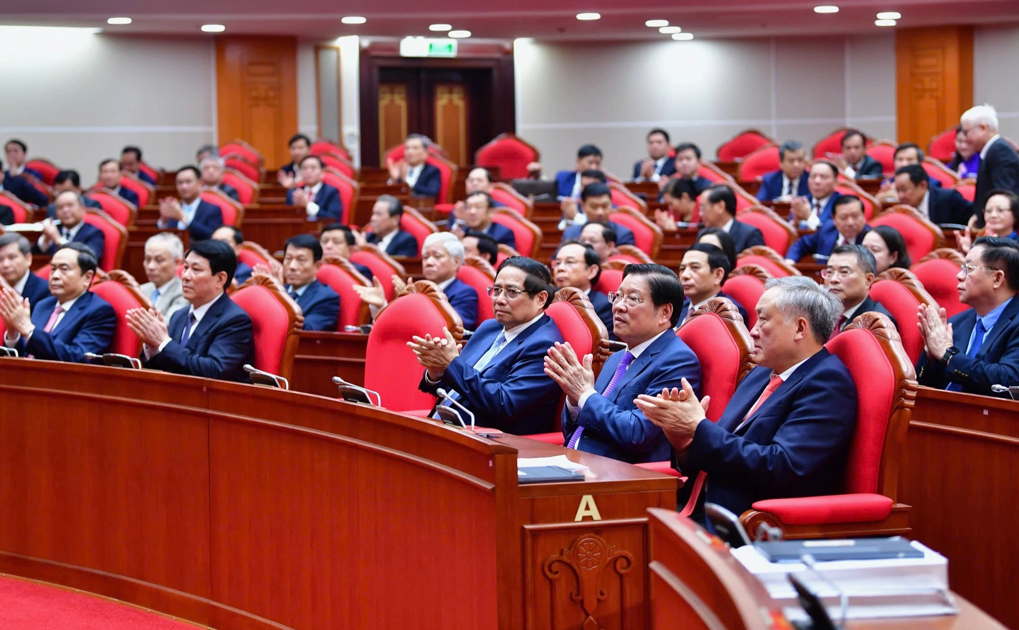 Bộ Chính trị hướng dẫn độ tuổi, số lượng nhân sự cấp ủy nhiệm kỳ 2025-2030- Ảnh 2.