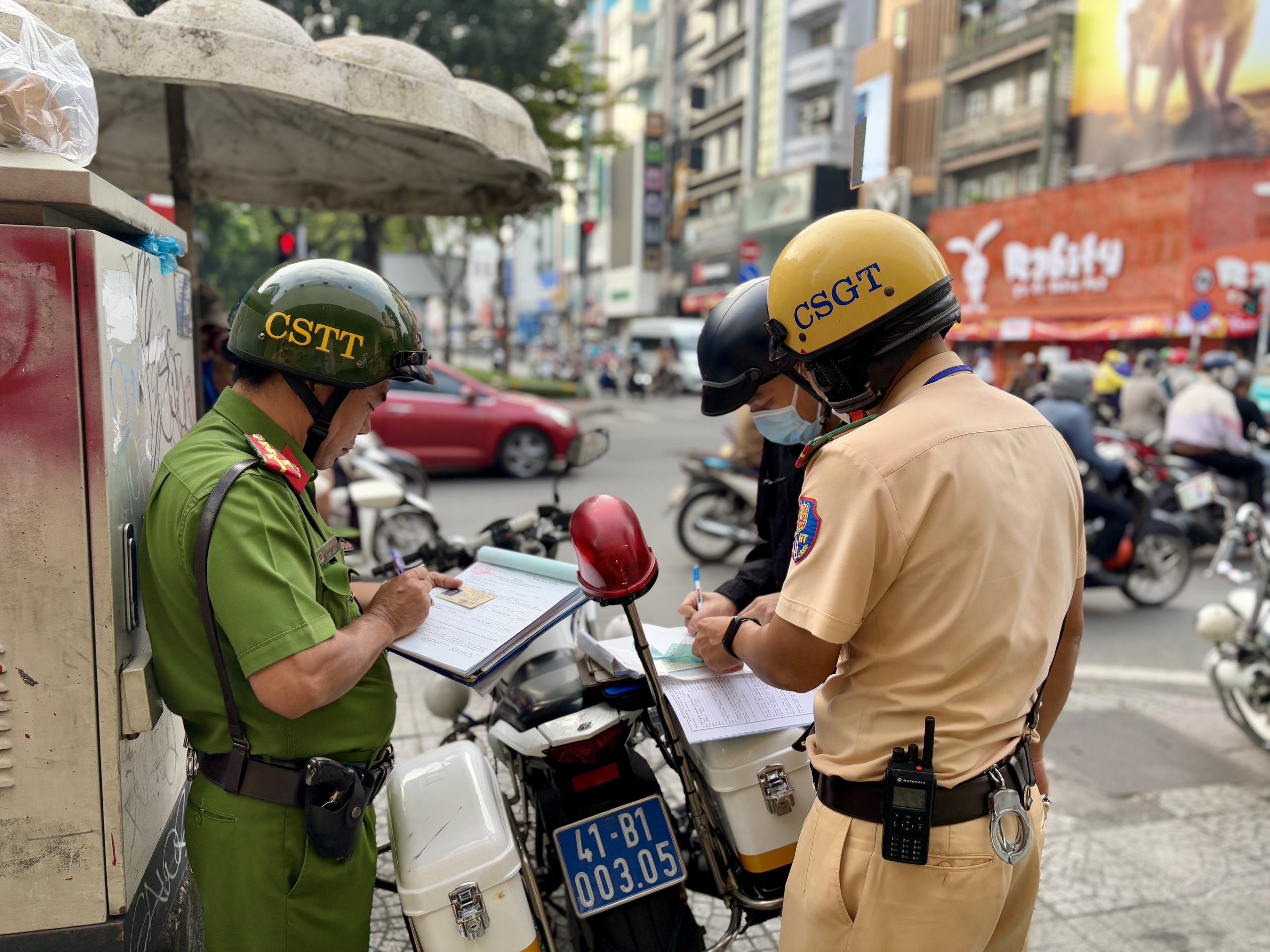 CSGT TP.HCM mở cao điểm: Hàng ngàn người bị phạt nồng độ cồn, tước bằng lái xe - Ảnh 1.