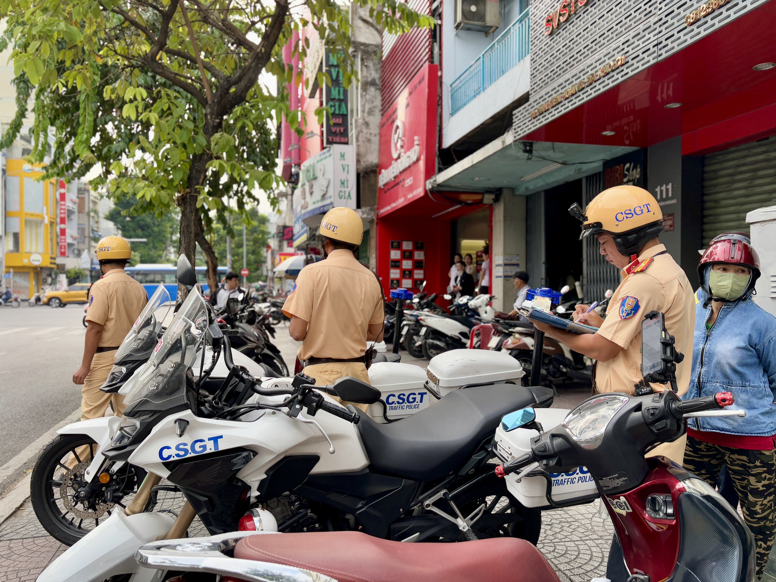 CSGT TP.HCM mở cao điểm: Hàng ngàn người bị phạt nồng độ cồn, tước bằng lái xe - Ảnh 2.