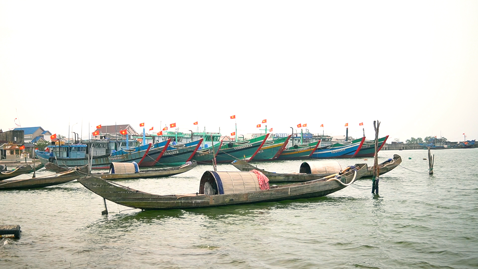 4 Đời bám biển của người đàn ông làng chài ' lên bờ biết làm gì ' - Ảnh 4. 4 Đời bám biển của người đàn ông làng chài ' lên bờ biết làm gì ' - Ảnh 4.