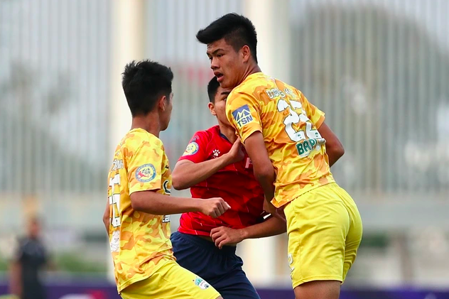 Trung vệ cao 1,95 m của HAGL ‘gõ cửa’ U.22 Việt Nam, thầy Kim có mở không?
- Ảnh 2. Trung vệ cao 1,95 m của HAGL ‘gõ cửa’ U.22 Việt Nam, thầy Kim có mở không?
- Ảnh 2.