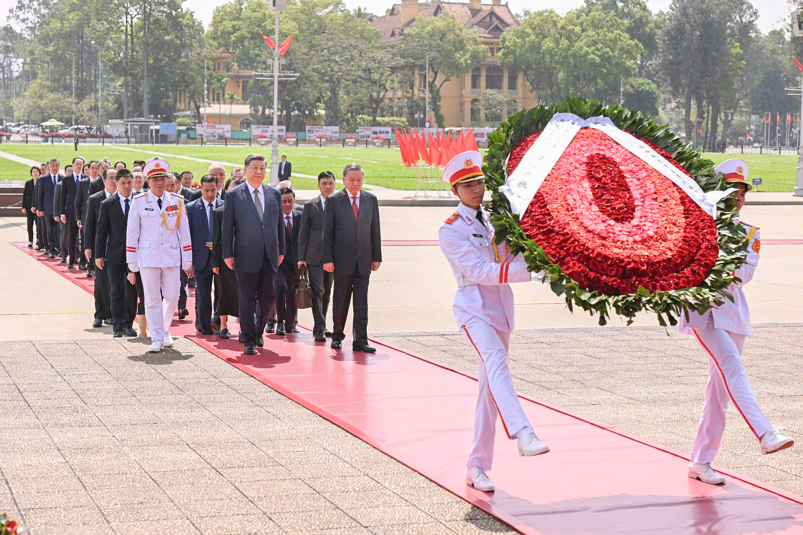 Tổng Bí thư, Chủ tịch nước Tập Cận Bình vào Lăng viếng Chủ tịch Hồ Chí Minh - Ảnh 2.