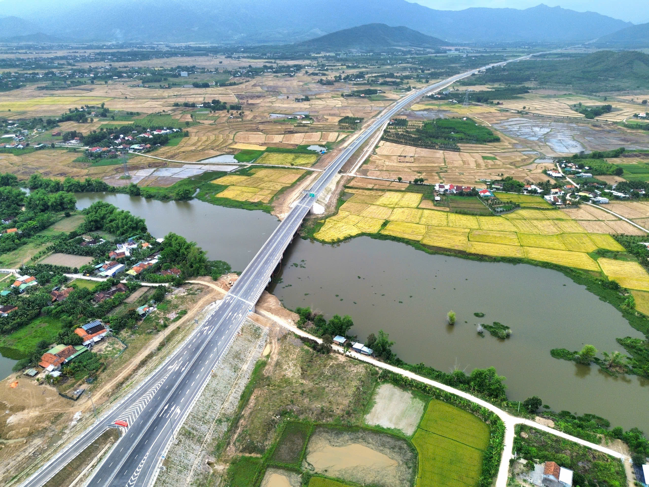Toàn cảnh cao tốc Vân Phong - Nha Trang, dự kiến thông xe ngày 19.4- Ảnh 12.