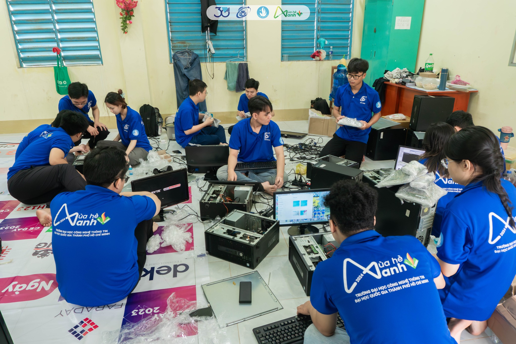 Đội sinh viên đáng ngưỡng mộ, tầm nhìn và trái tim rộng mở- Ảnh 1. Đội sinh viên đáng ngưỡng mộ, tầm nhìn và trái tim rộng mở- Ảnh 1.