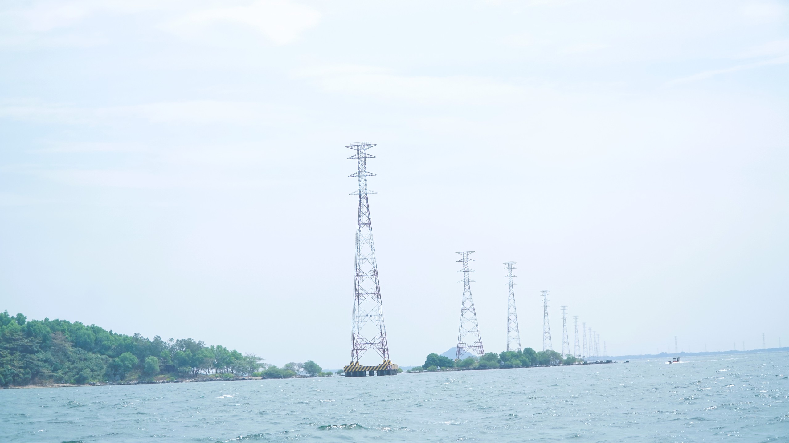Gai góc trên những tuyến đường mới mở- Ảnh 2. Gai góc trên những tuyến đường mới mở- Ảnh 2.