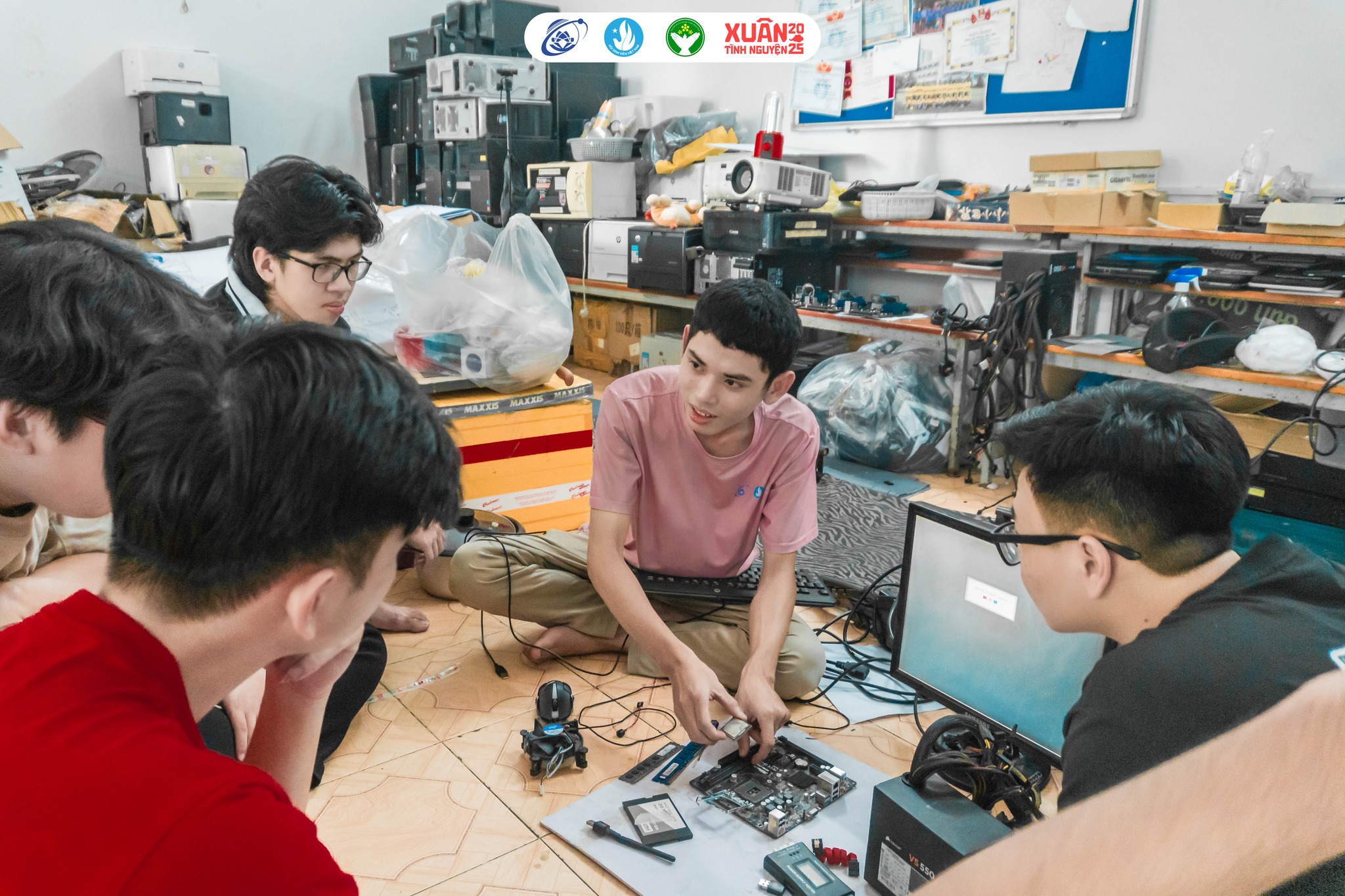 Đội sinh viên đáng ngưỡng mộ, tầm nhìn và trái tim rộng mở- Ảnh 2. Đội sinh viên đáng ngưỡng mộ, tầm nhìn và trái tim rộng mở- Ảnh 2.