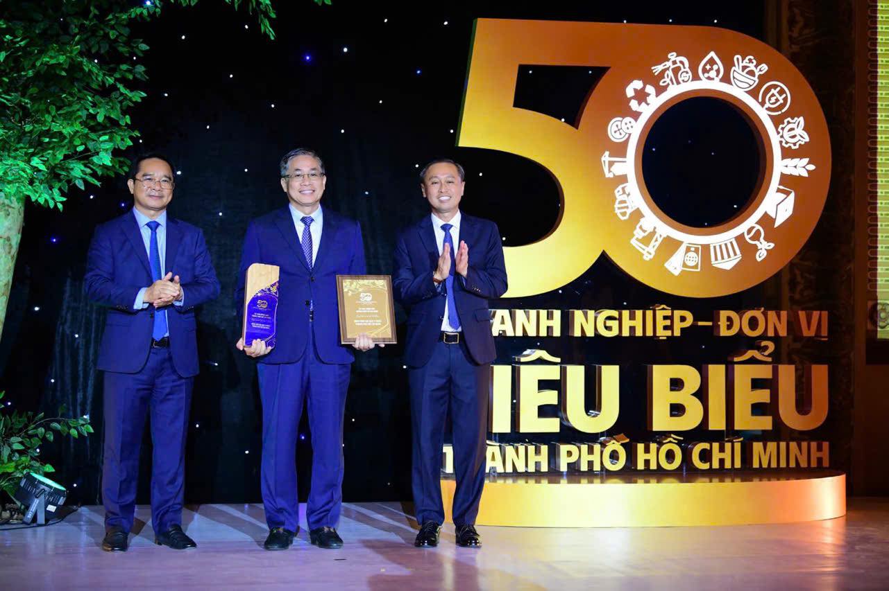 Bệnh viện Đại học Y Dược TP.HCM được vinh danh trong top 50 đơn vị tiêu biểu - Ảnh 1.