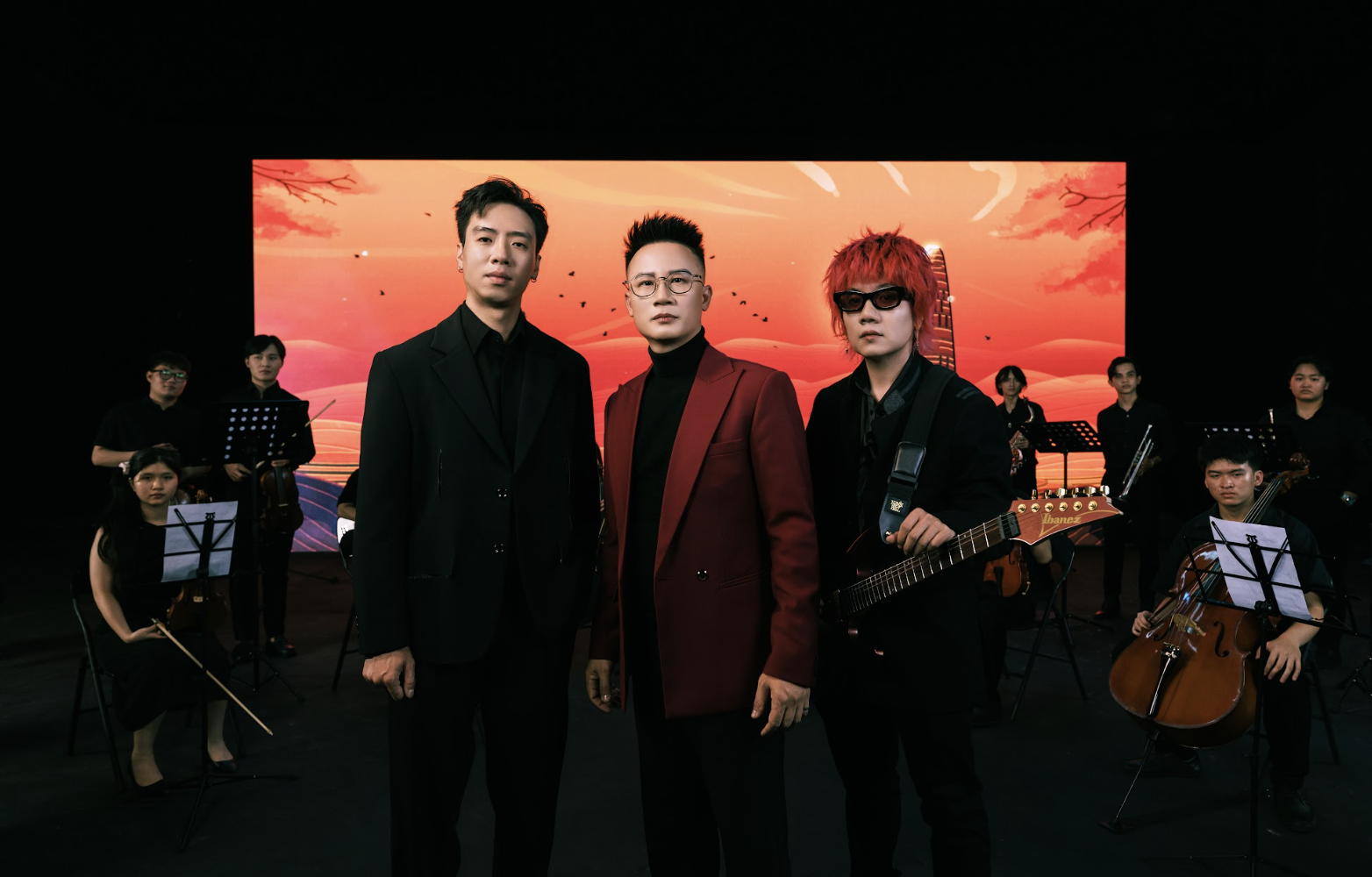 Hoàng Bách: Hành trình 20 năm từ chàng cô đơn đến trái tim Tổ quốc- Ảnh 2. Hoàng Bách: Hành trình 20 năm từ chàng cô đơn đến trái tim Tổ quốc- Ảnh 2.