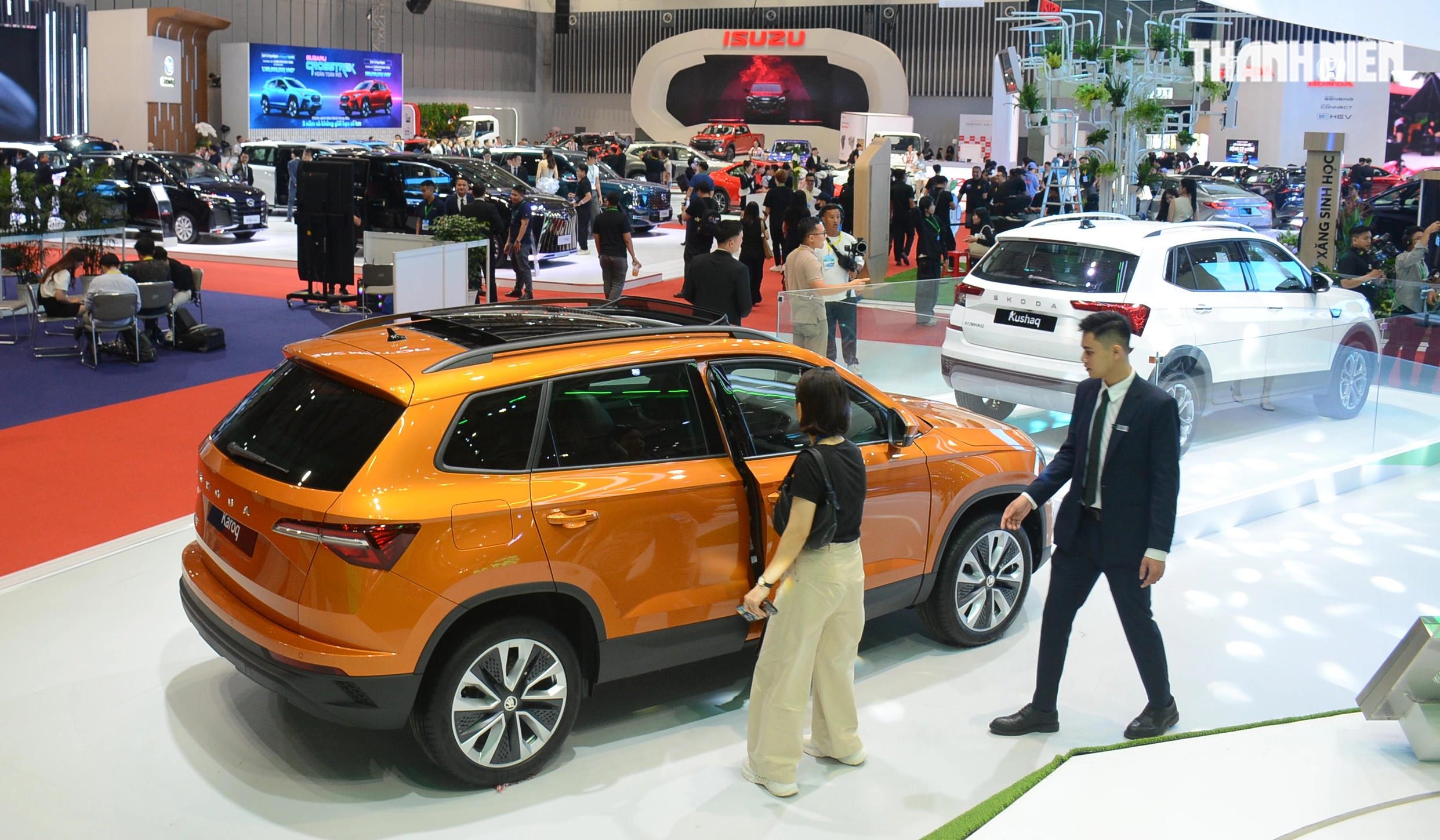 Thị trường hết 'rầu' v&igrave; th&aacute;ng Ng&acirc;u, xe nhập khẩu h&uacute;t kh&aacute;ch hơn &ocirc; t&ocirc; 'nội' - Ảnh 1.