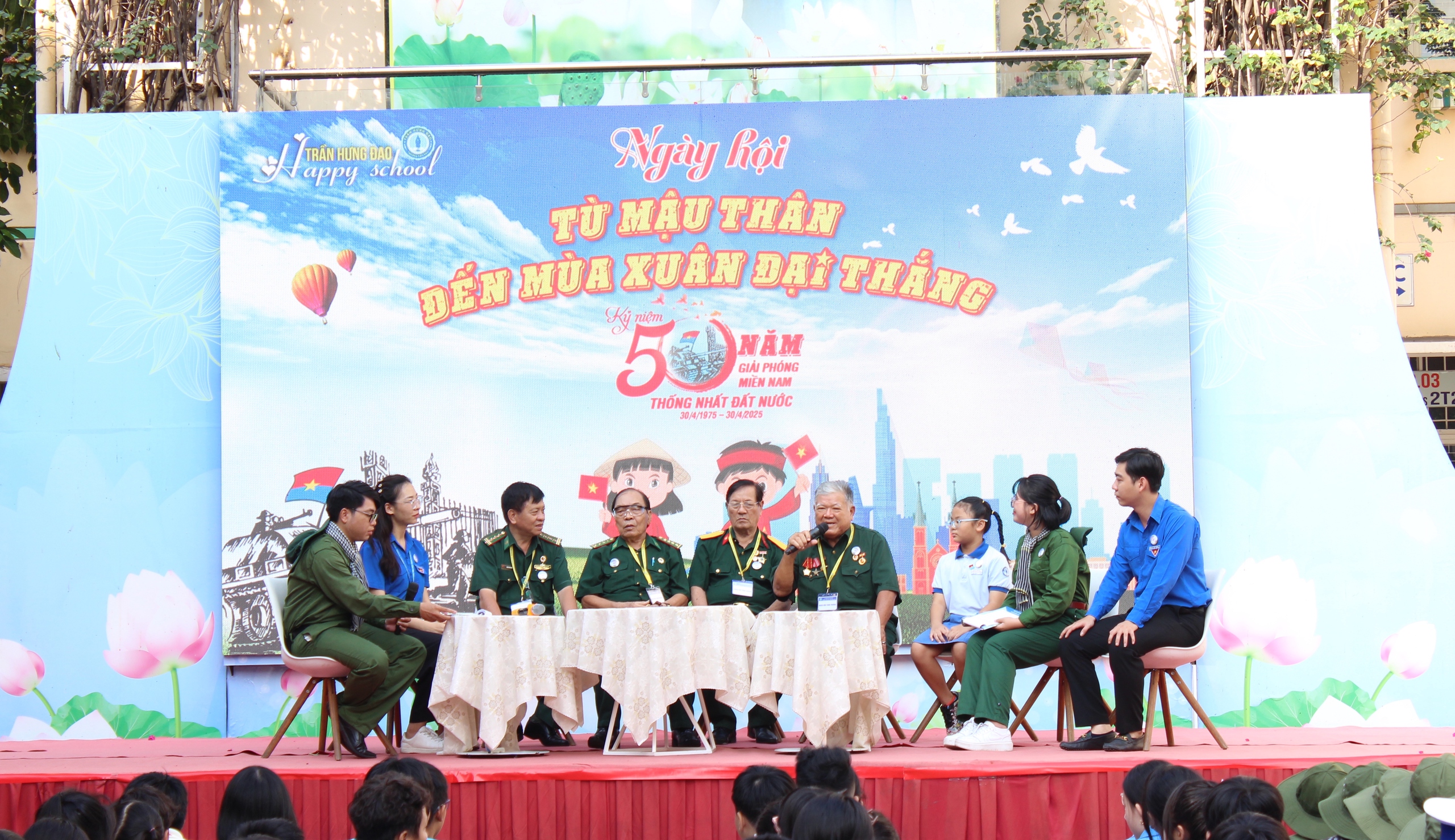 Học sinh TP.HCM xếp hình bản đồ Tổ quốc mừng 50 năm đất nước thống nhất - Ảnh 1.