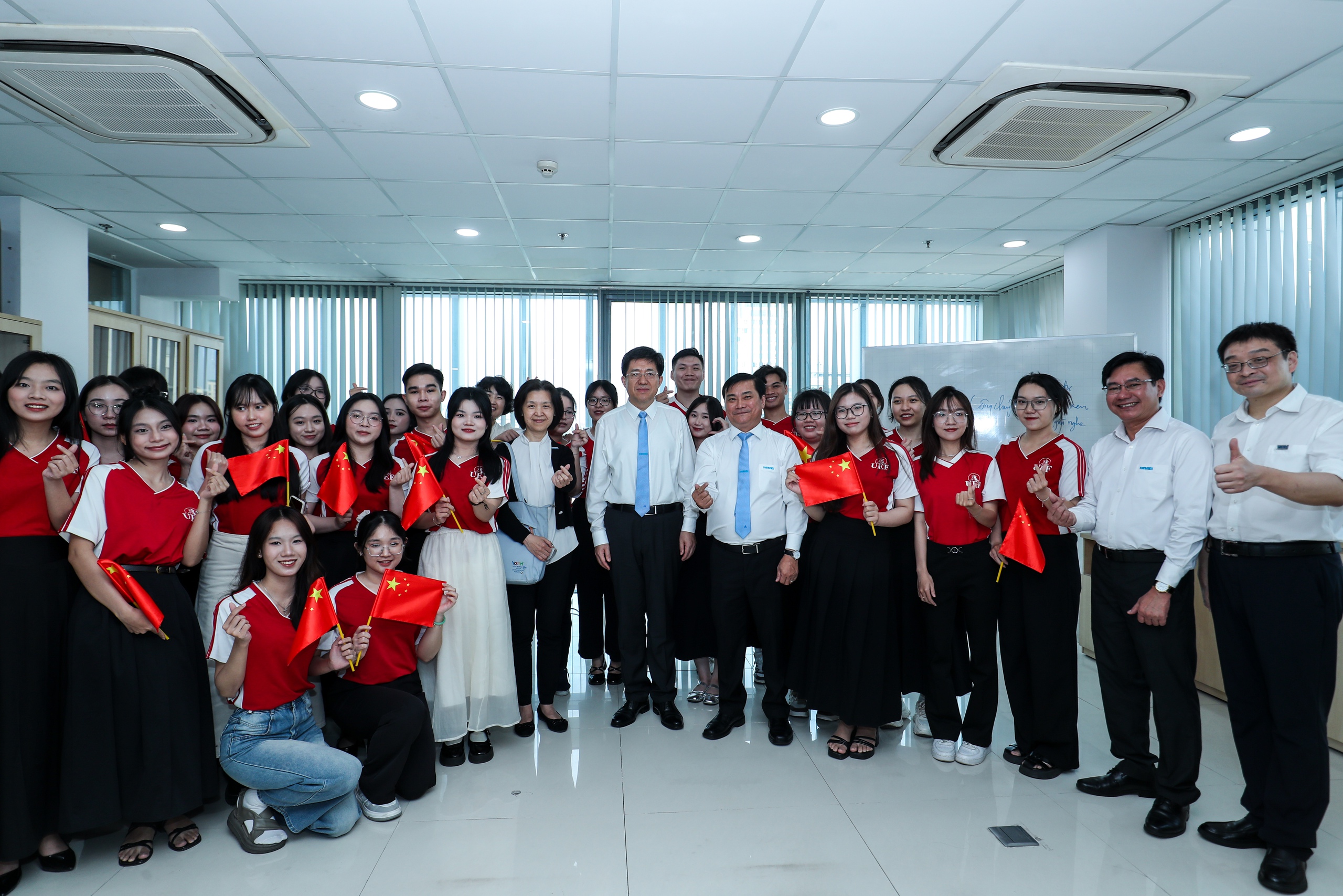 Đoàn đại biểu cấp cao T.Ư Đoàn TNCS Trung Quốc thăm Báo Thanh Niên- Ảnh 6. Đoàn đại biểu cấp cao T.Ư Đoàn TNCS Trung Quốc thăm Báo Thanh Niên- Ảnh 6.