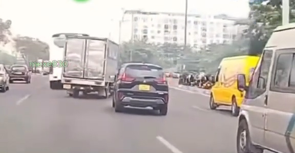 Tài xế xe tải lạng lách 'như phim' bị CSGT TP.HCM phạt tới 50 triệu đồng - Ảnh 1.
