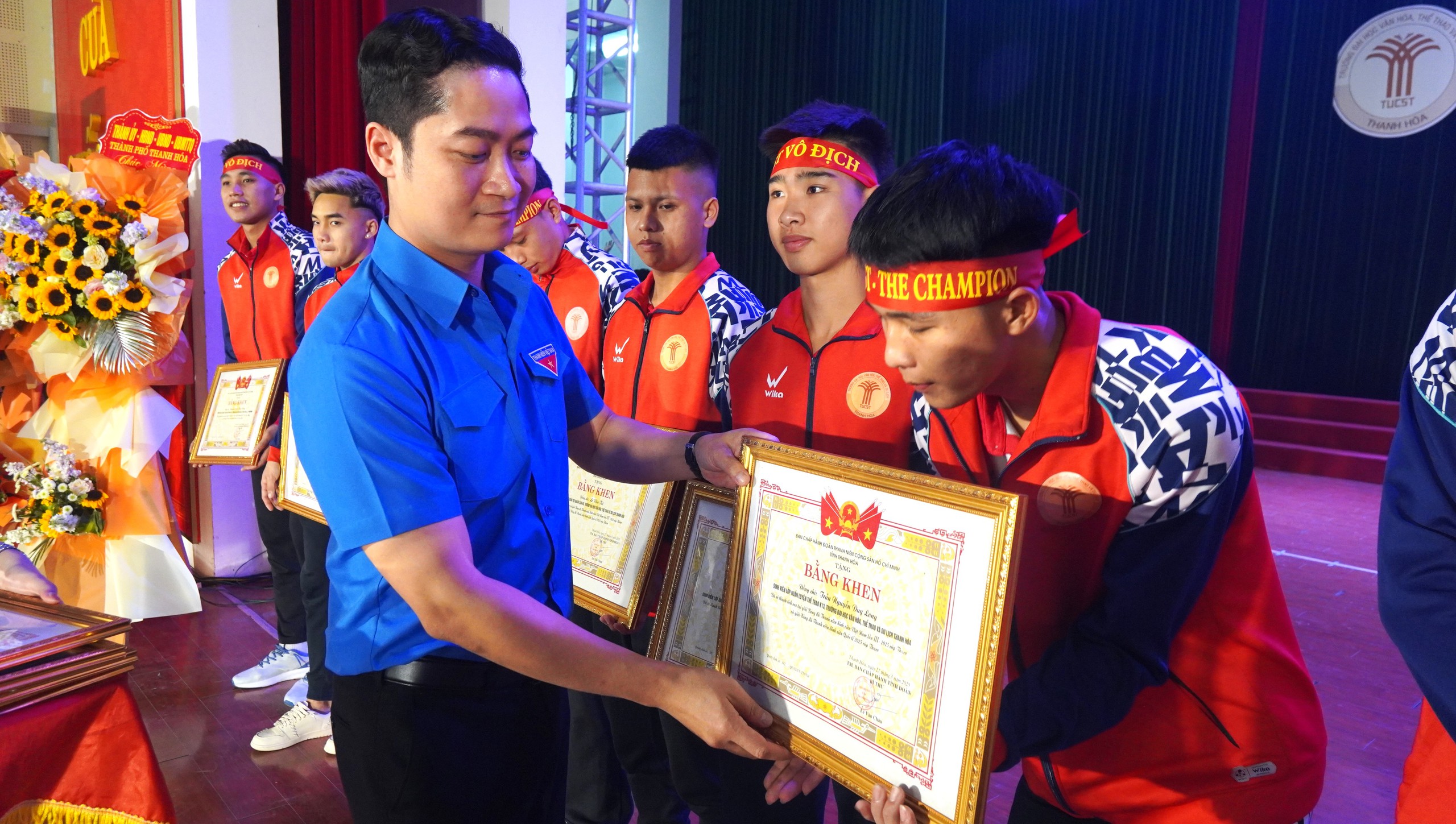 Vinh danh nhà vô địch đội bóng Trường ĐH VH-TT-DL Thanh Hóa: Hơn 1,1 tỉ đồng tiền thưởng- Ảnh 7.