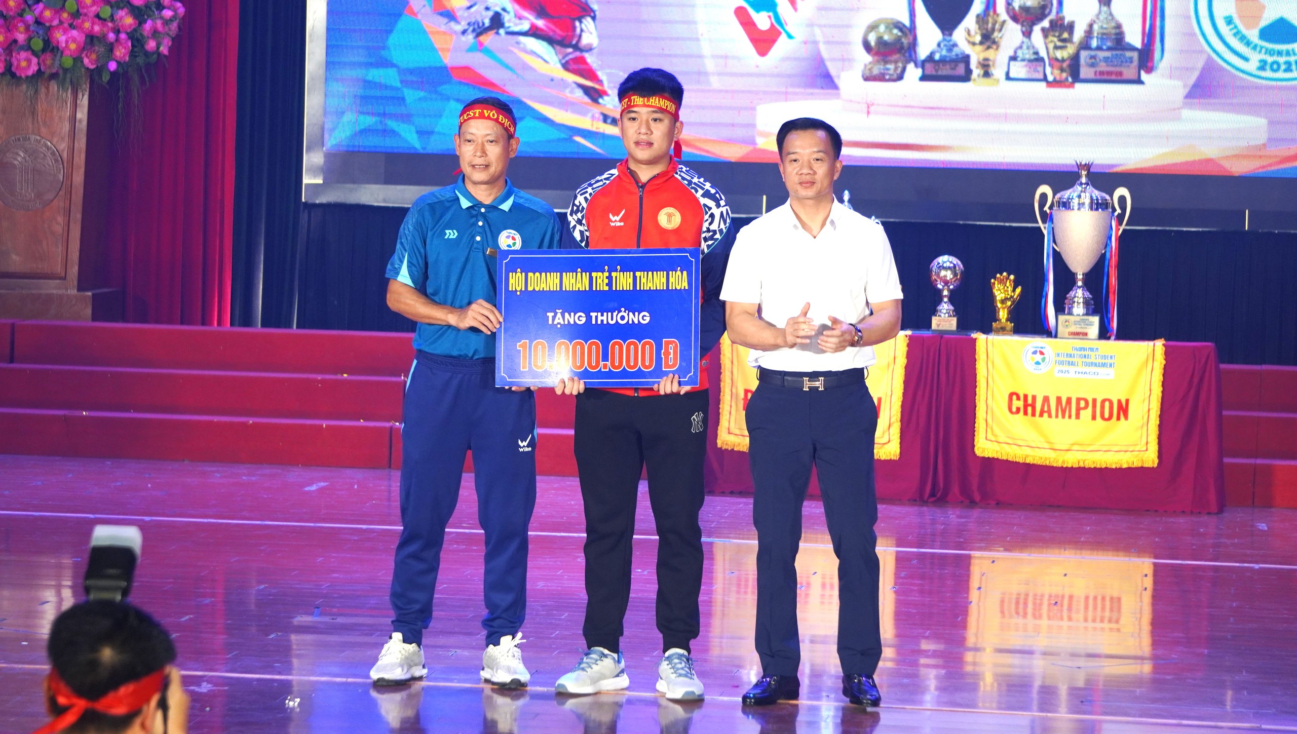 Vinh danh nhà vô địch đội bóng Trường ĐH VH-TT-DL Thanh Hóa: Hơn 1,1 tỉ đồng tiền thưởng- Ảnh 11.