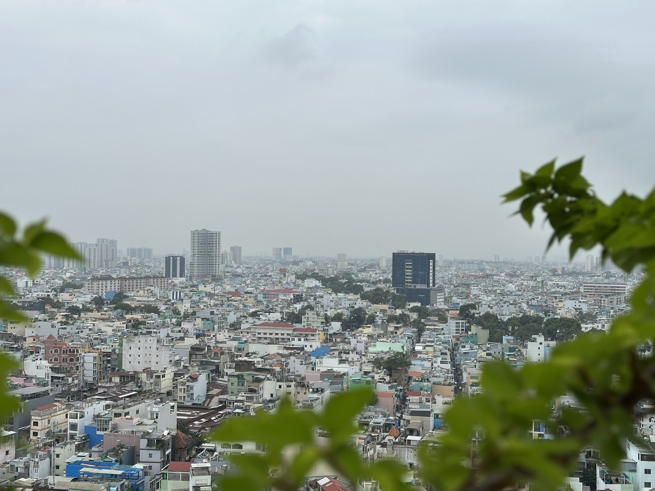 Mây đen xuất hiện từ sáng sớm, hôm nay TP.HCM có mưa trái mùa?- Ảnh 1.