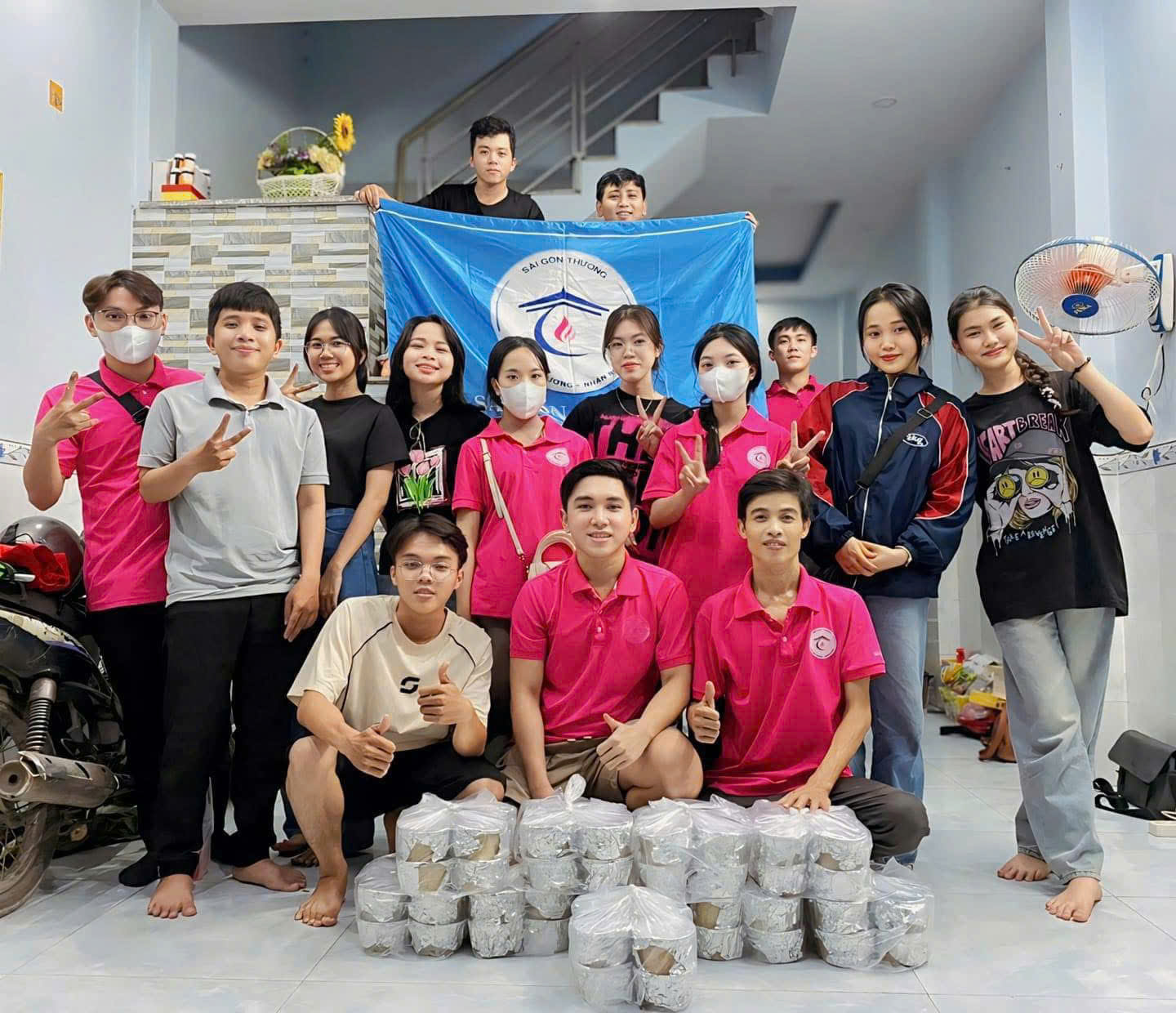 Bát cháo đêm ấm lòng của Sài Gòn Thương 'không cho cái mình có'- Ảnh 6. Bát cháo đêm ấm lòng của Sài Gòn Thương 'không cho cái mình có'- Ảnh 6.