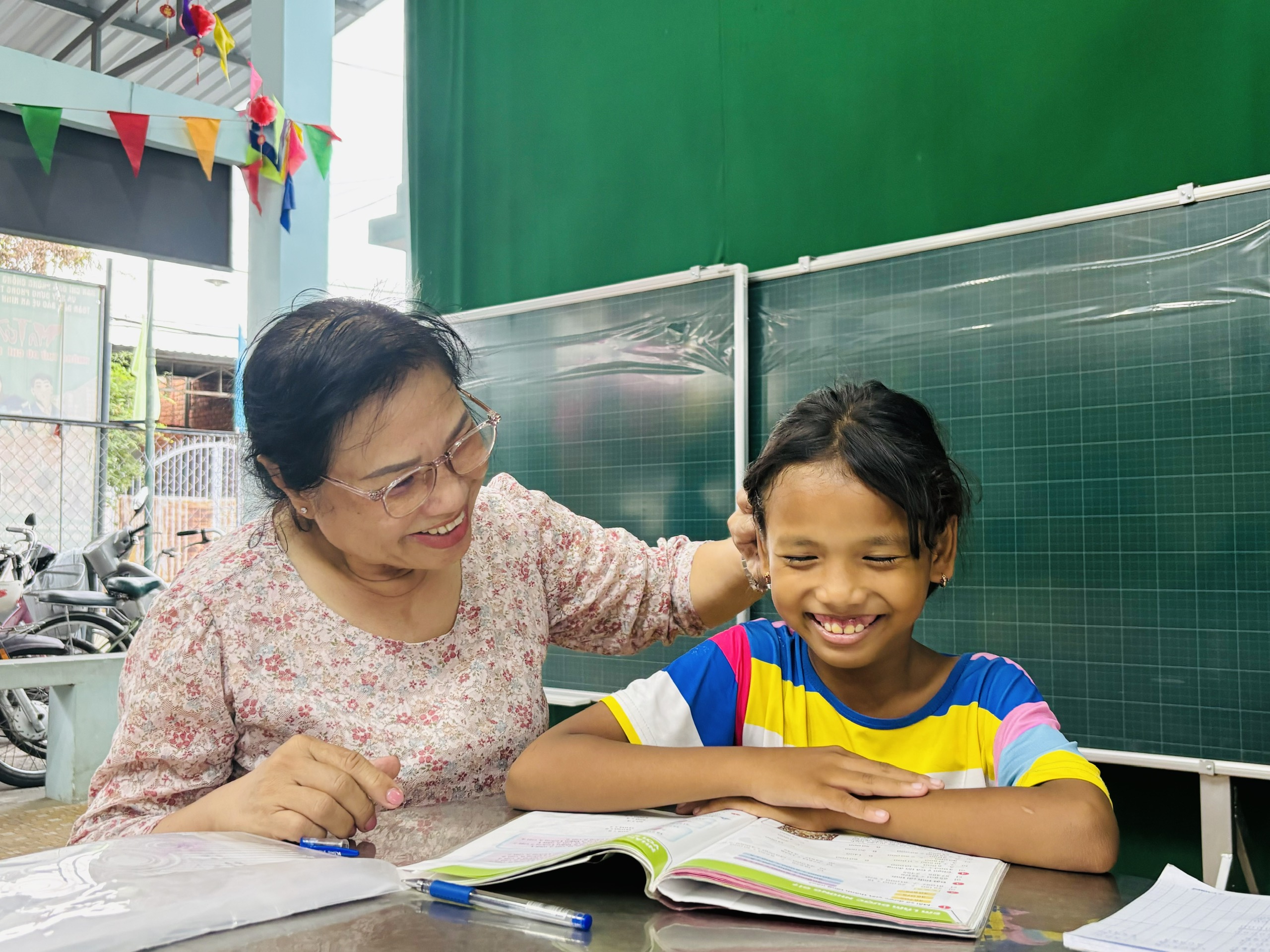 Lớp học tình thương ở Bình Trưng Đông, chuyện phi thường của ngoại Thủy- Ảnh 6.