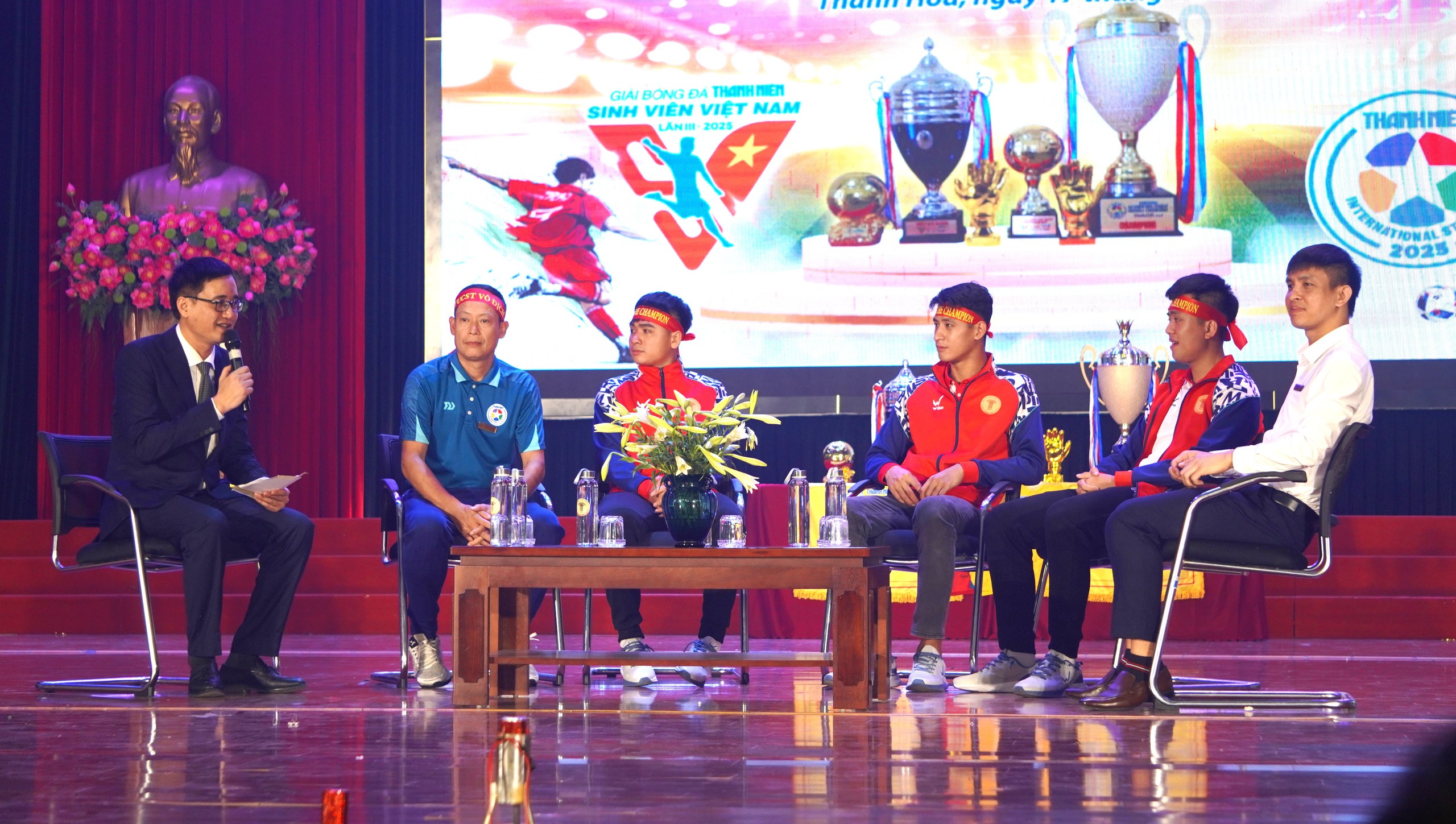 Vinh danh nhà vô địch đội bóng Trường ĐH VH-TT-DL Thanh Hóa: Hơn 1,1 tỉ đồng tiền thưởng- Ảnh 15.