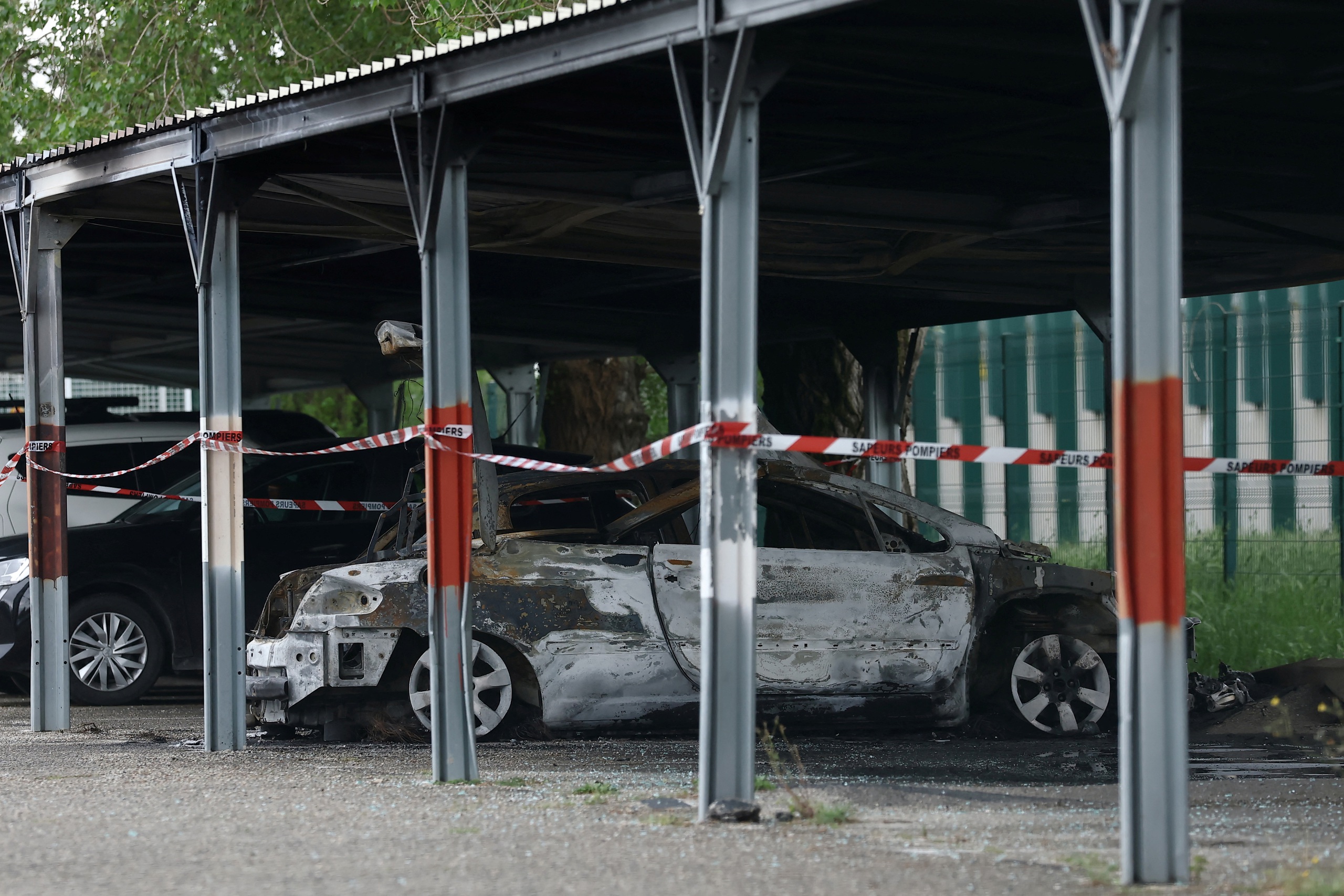 Ph&aacute;p tuy&ecirc;n bố sẽ truy bắt người đứng sau c&aacute;c vụ tấn c&ocirc;ng nh&agrave; t&ugrave; - Ảnh 1.