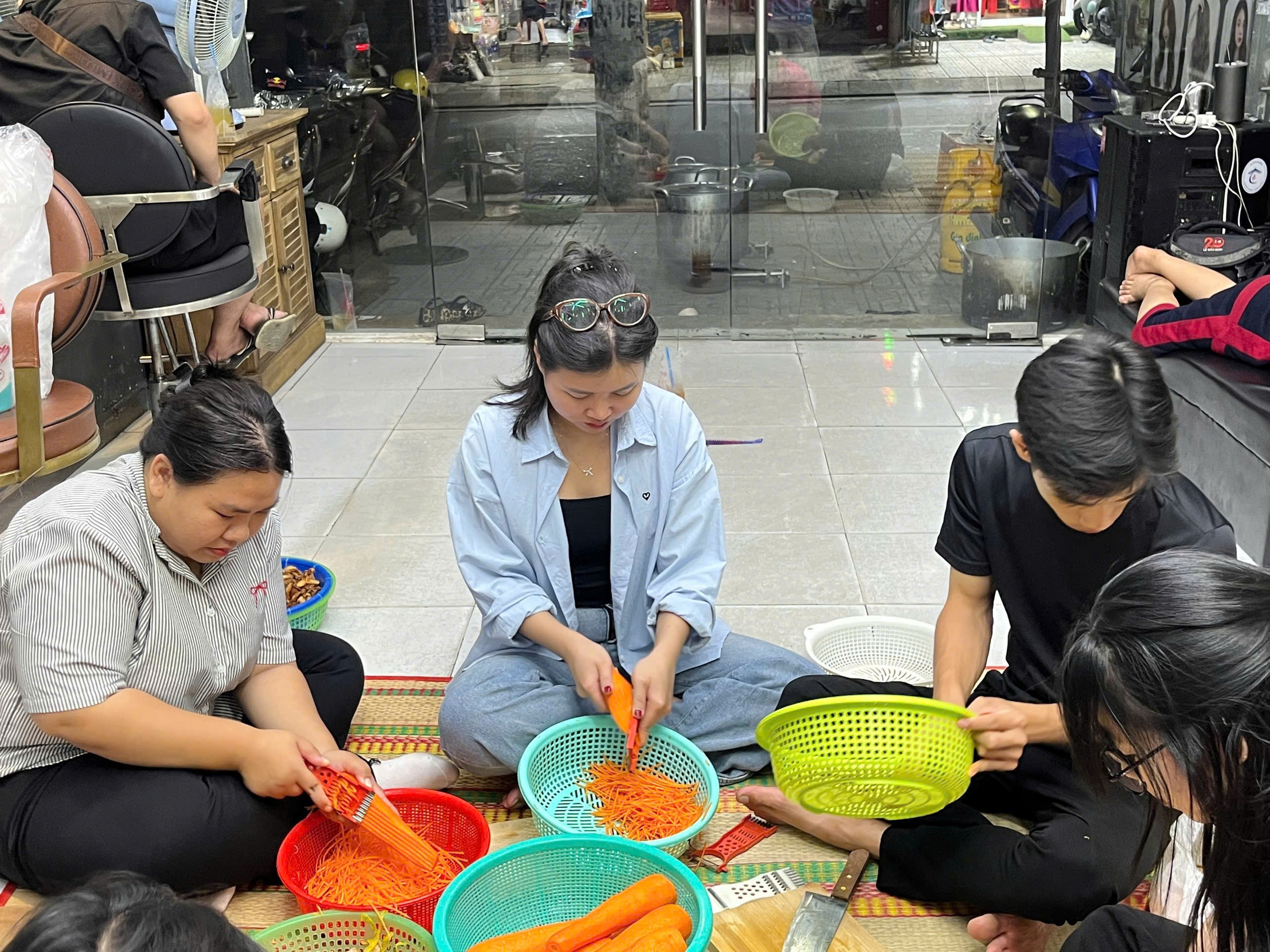 Bát cháo đêm ấm lòng của Sài Gòn Thương 'không cho cái mình có'- Ảnh 3. Bát cháo đêm ấm lòng của Sài Gòn Thương 'không cho cái mình có'- Ảnh 3.