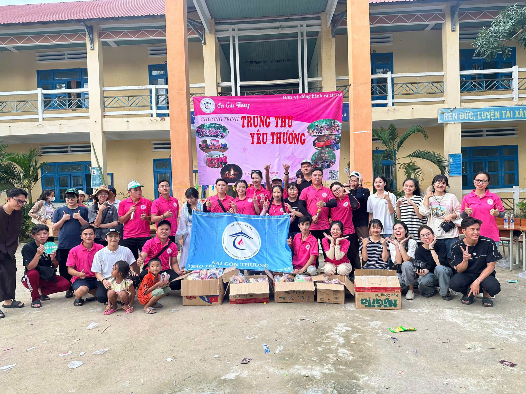 Bát cháo đêm ấm lòng của Sài Gòn Thương 'không cho cái mình có'- Ảnh 12. Bát cháo đêm ấm lòng của Sài Gòn Thương 'không cho cái mình có'- Ảnh 12.
