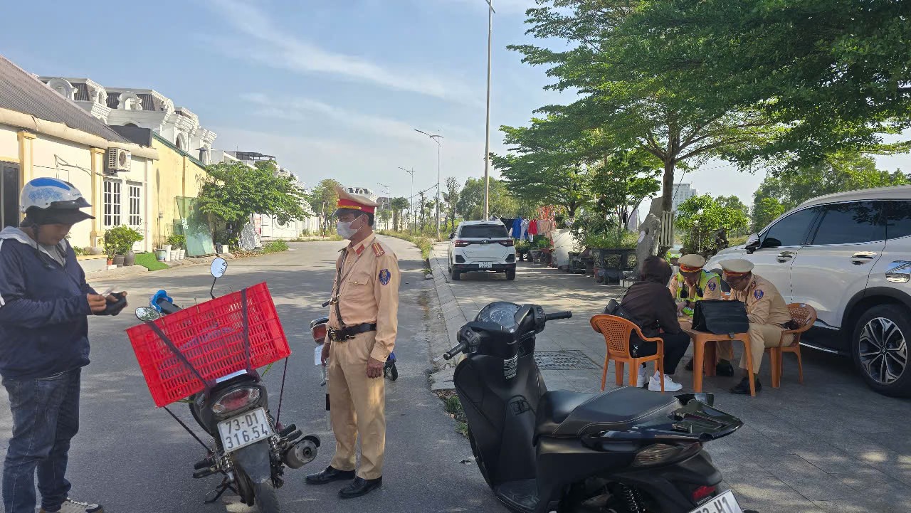 CSGT Quảng Bình mạnh tay xử shipper 'cắm mặt' vào điện thoại, chạy bạt mạng trên đường- Ảnh 1.