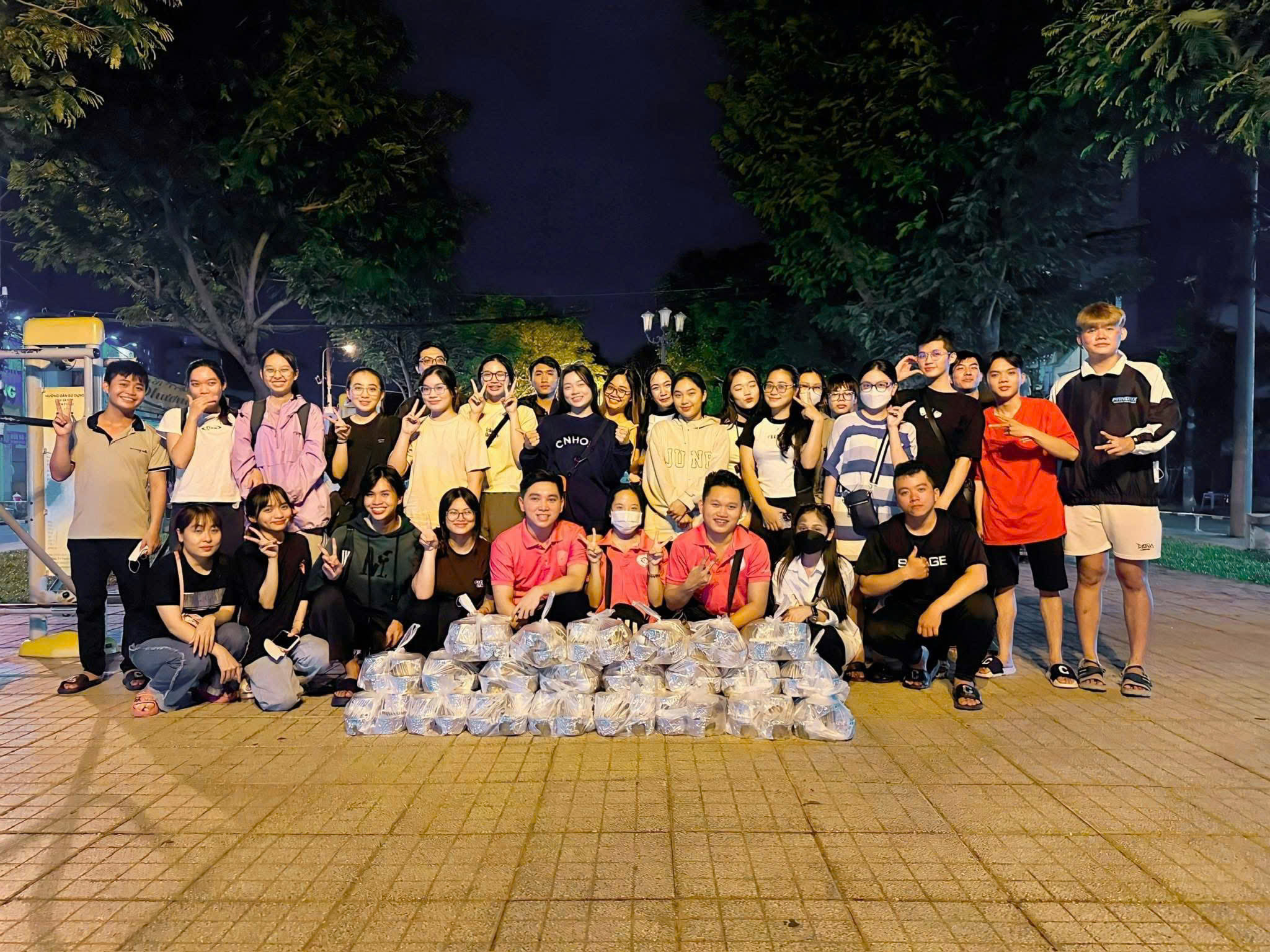 Bát cháo đêm ấm lòng của Sài Gòn Thương 'không cho cái mình có'- Ảnh 5. Bát cháo đêm ấm lòng của Sài Gòn Thương 'không cho cái mình có'- Ảnh 5.