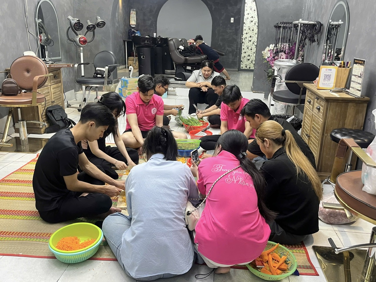 Bát cháo đêm ấm lòng của Sài Gòn Thương 'không cho cái mình có'- Ảnh 1. Bát cháo đêm ấm lòng của Sài Gòn Thương 'không cho cái mình có'- Ảnh 1.