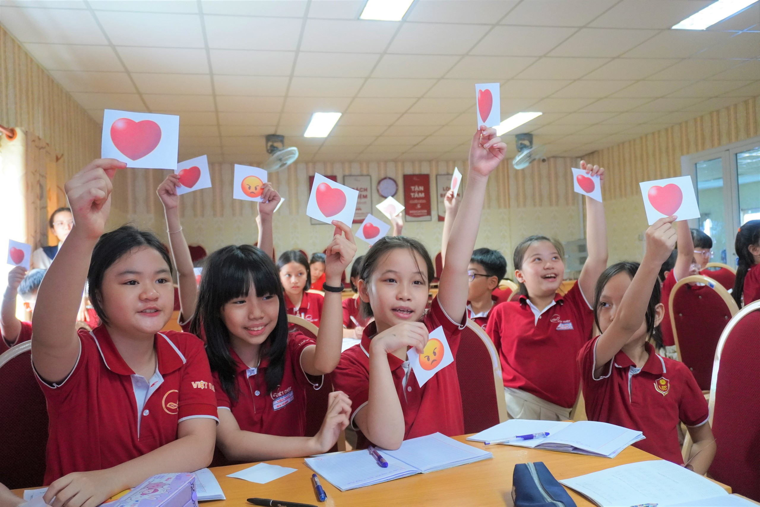 កុំវិនិច្ឆ័យសិស្សតែតាមចំណាត់ថ្នាក់៖ ការអប់រំបែបរួមនៅសាលាវៀតណាម-ជប៉ុន - រូបថតទី ៩។ Đừng chỉ đánh giá học sinh qua điểm số: Giáo dục toàn diện tại Việt Nhật - Ảnh 9.