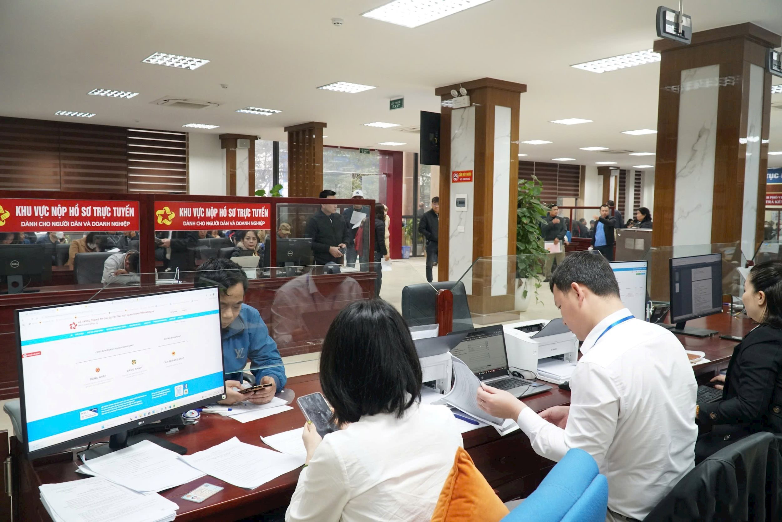 1396 مؤسسة في نغي آن مسجلة للتدريس التكميلي بعد التعميم رقم 29 - الصورة 1. 1 . 396 Cơ sở ở Nghệ An đăng ký dạy thêm Sau Thông tư 29 - Ảnh 1.