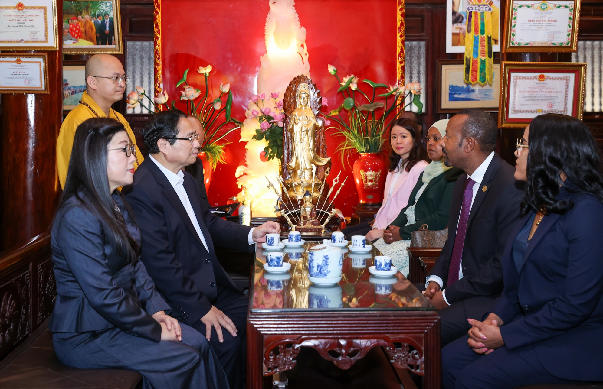 Thủ tướng Phạm Minh Chính và Thủ tướng Ethiopia tham quan chùa Trấn Quốc - Ảnh 4.