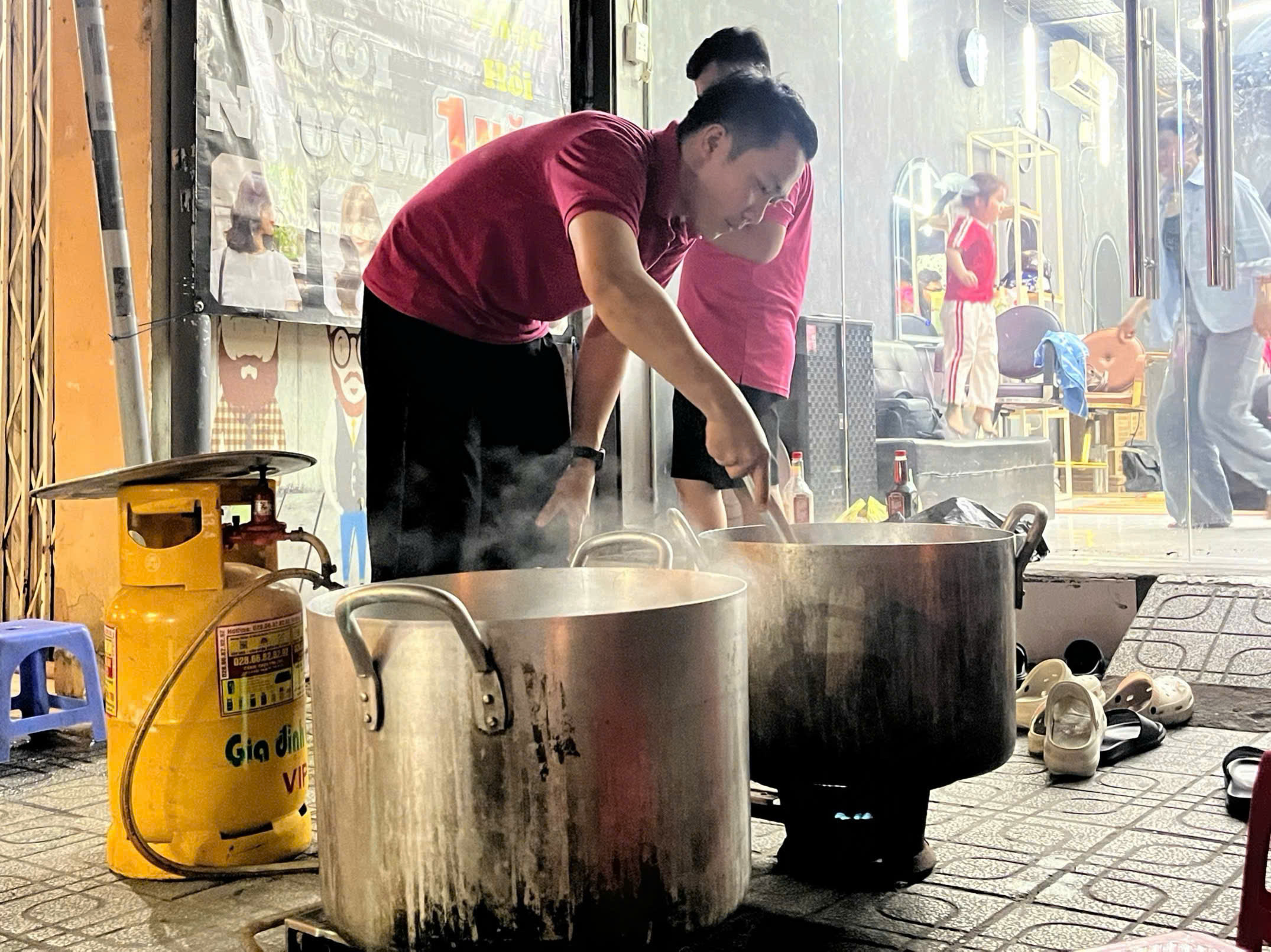 Bát cháo đêm ấm lòng của Sài Gòn Thương 'không cho cái mình có'- Ảnh 4. Bát cháo đêm ấm lòng của Sài Gòn Thương 'không cho cái mình có'- Ảnh 4.