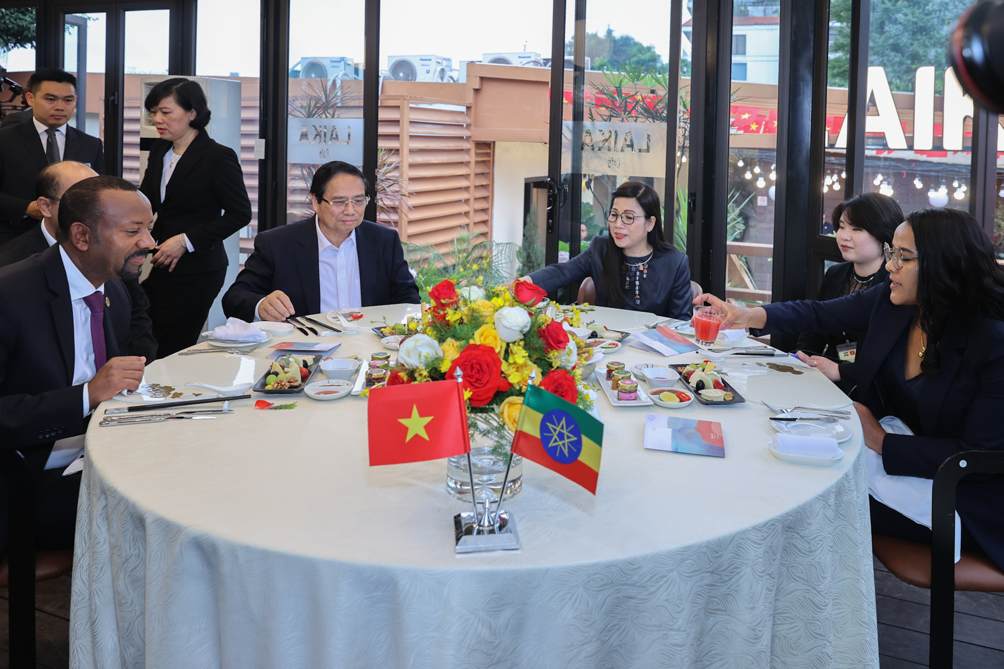 Thủ tướng Phạm Minh Chính và Thủ tướng Ethiopia tham quan chùa Trấn Quốc - Ảnh 1.