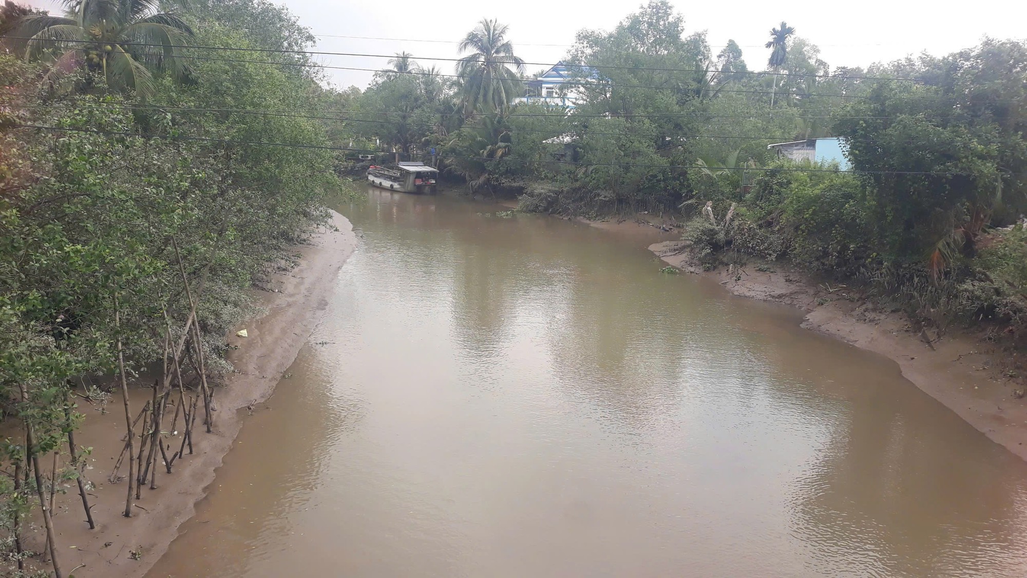 Tìm thấy thi thể bé trai 12 bị đuối nước khi tắm sông cùng nhóm bạn- Ảnh 1.