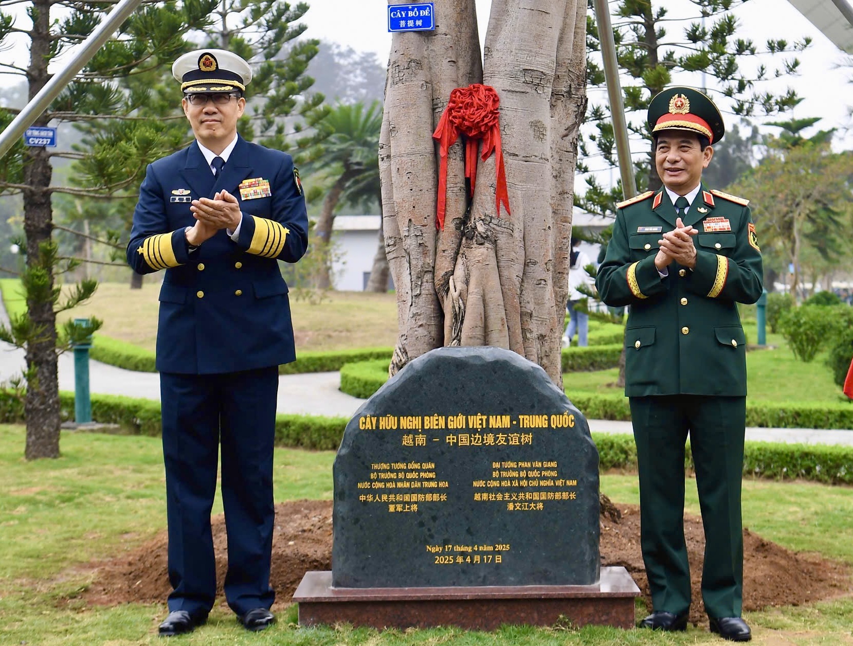 Lễ chào cờ tại biên giới của 2 Bộ trưởng Quốc phòng Việt Nam - Trung Quốc- Ảnh 6.