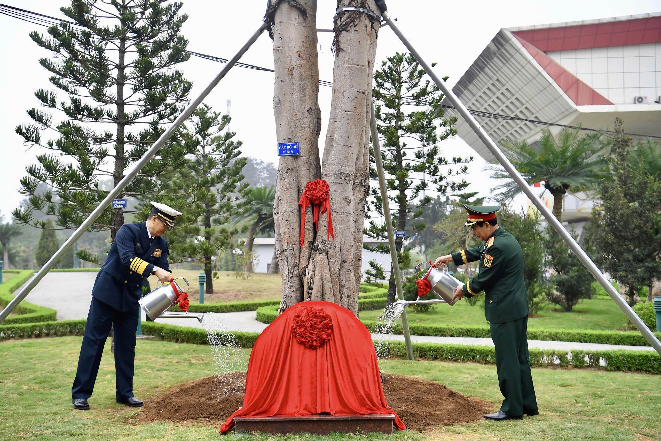 Lễ chào cờ tại biên giới của 2 Bộ trưởng Quốc phòng Việt Nam - Trung Quốc- Ảnh 5.