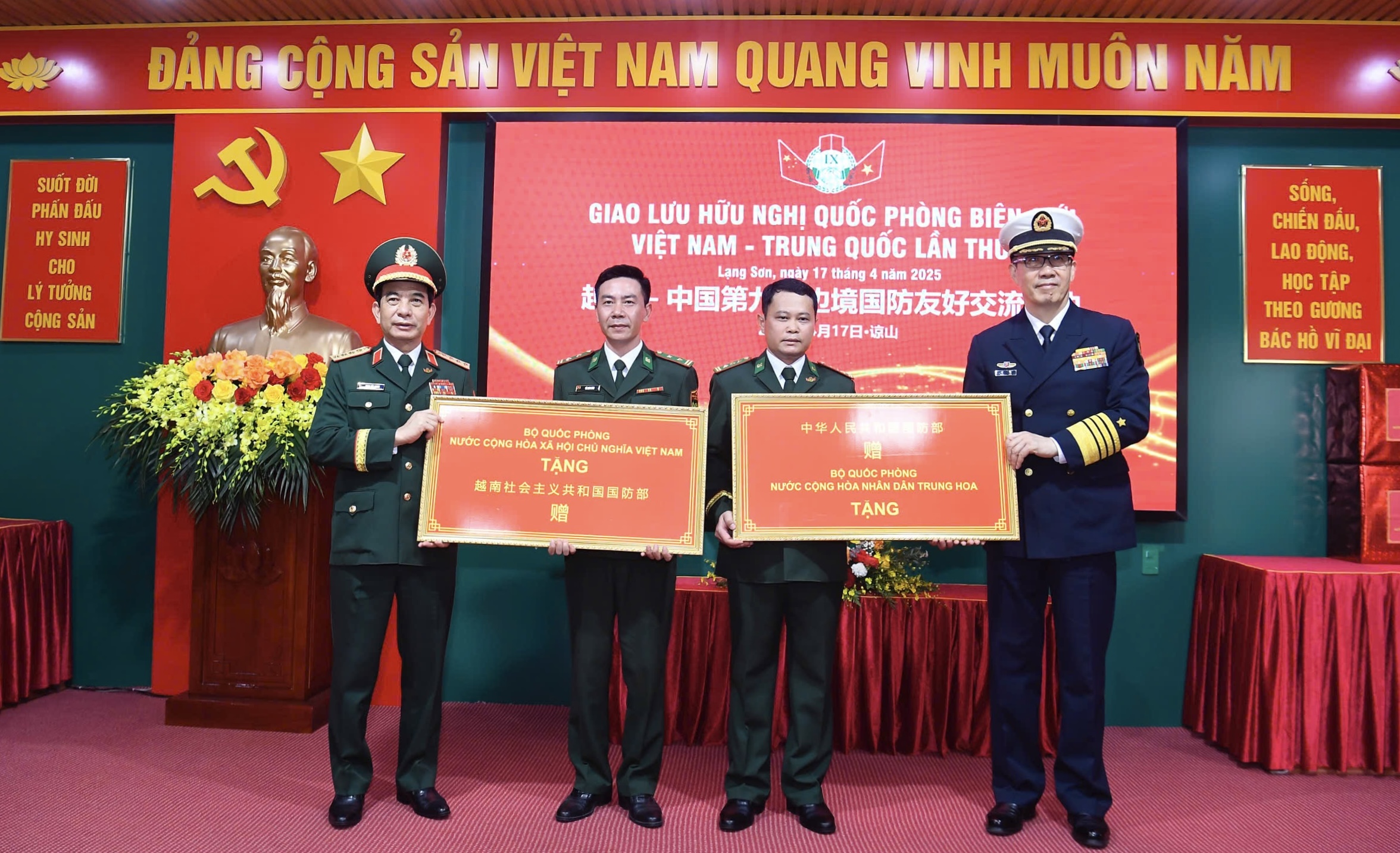 Lễ chào cờ tại biên giới của 2 Bộ trưởng Quốc phòng Việt Nam - Trung Quốc- Ảnh 13.