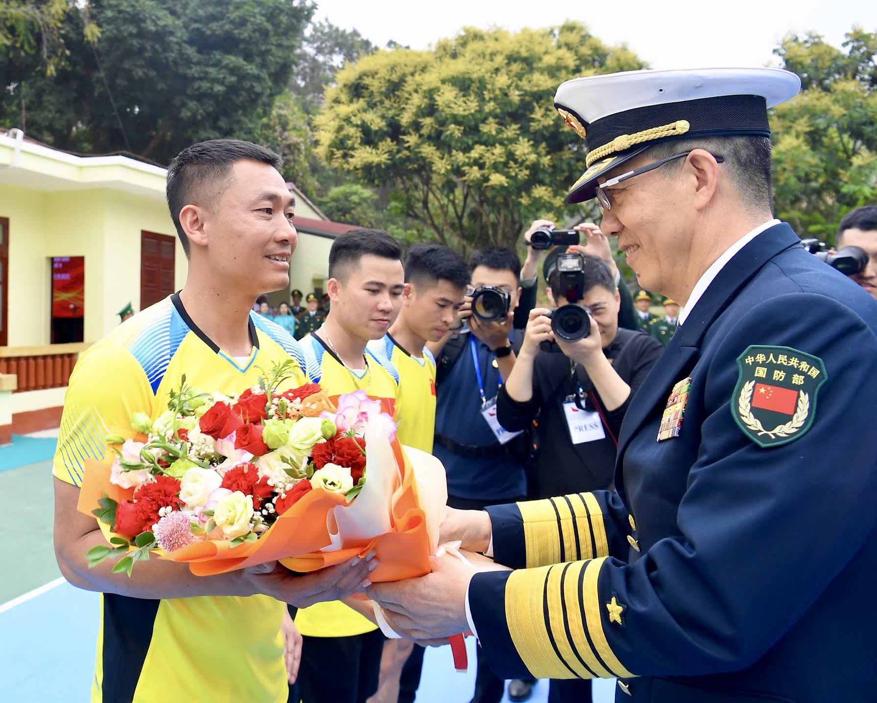 Lễ chào cờ tại biên giới của 2 Bộ trưởng Quốc phòng Việt Nam - Trung Quốc- Ảnh 15.