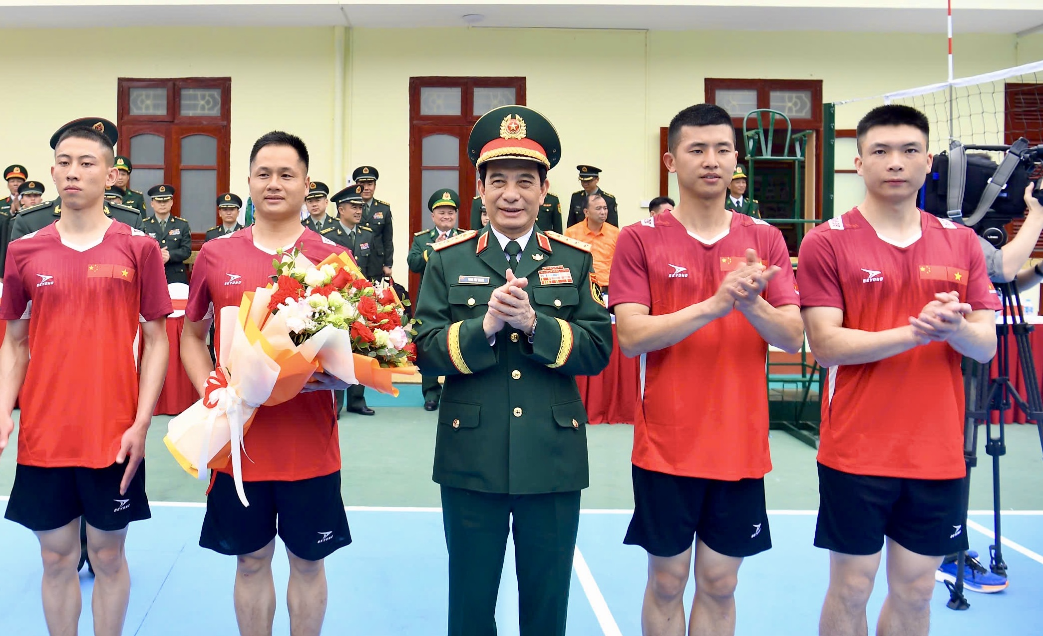 Lễ chào cờ tại biên giới của 2 Bộ trưởng Quốc phòng Việt Nam - Trung Quốc- Ảnh 14.