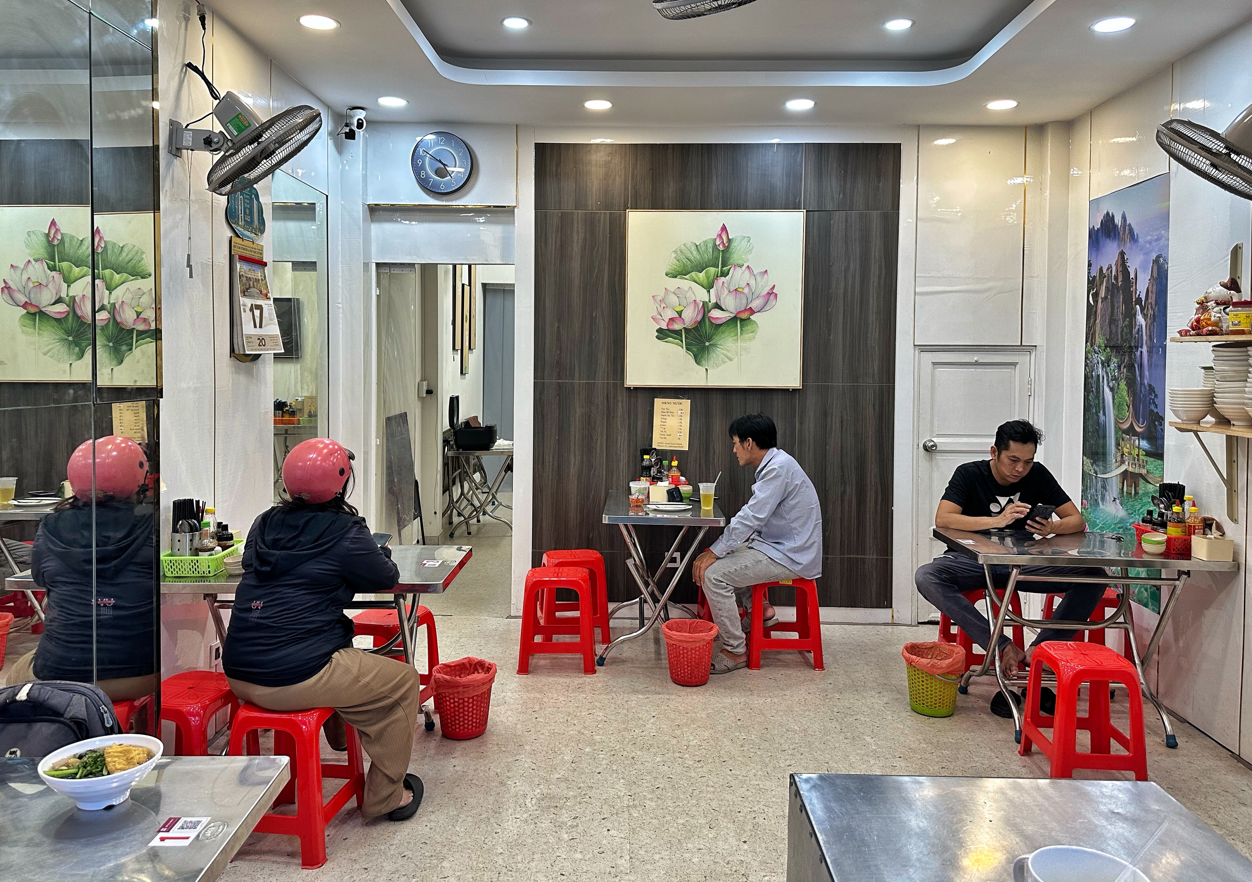 Độc lạ quán chay TP.HCM: Bất ngờ với menu ở quán dì Mười - Ảnh 7.