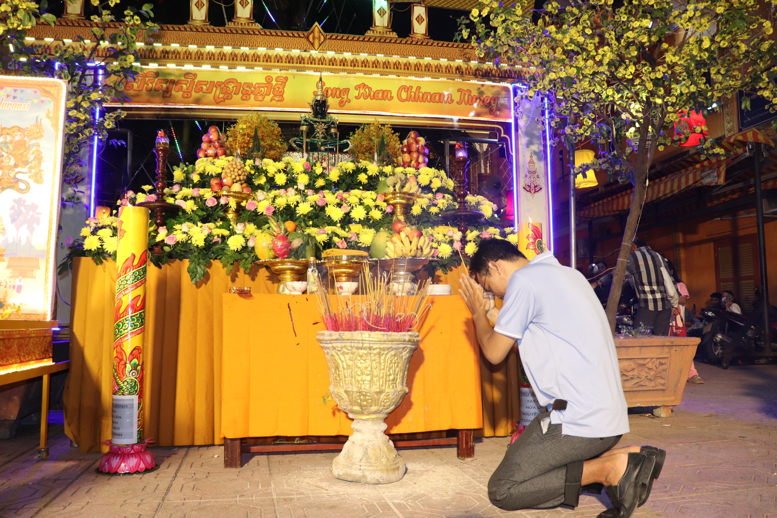Giữa chốn xa quê, người Khmer ‘bồi hồi’ khi đón Tết Chôl Chnăm Thmây - Ảnh 1.