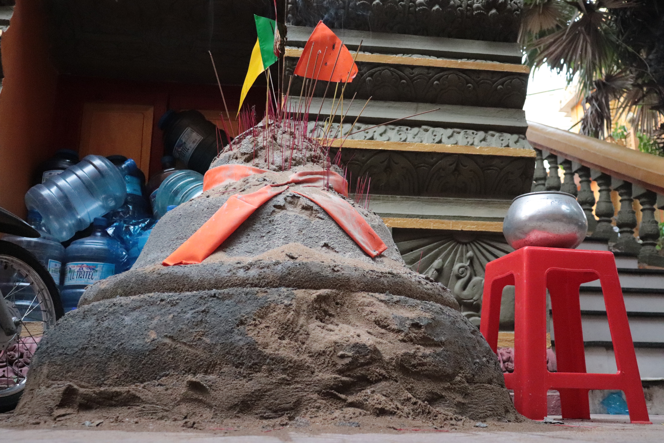 Giữa chốn xa quê, người Khmer ‘bồi hồi’ khi đón Tết Chôl Chnăm Thmây - Ảnh 2.