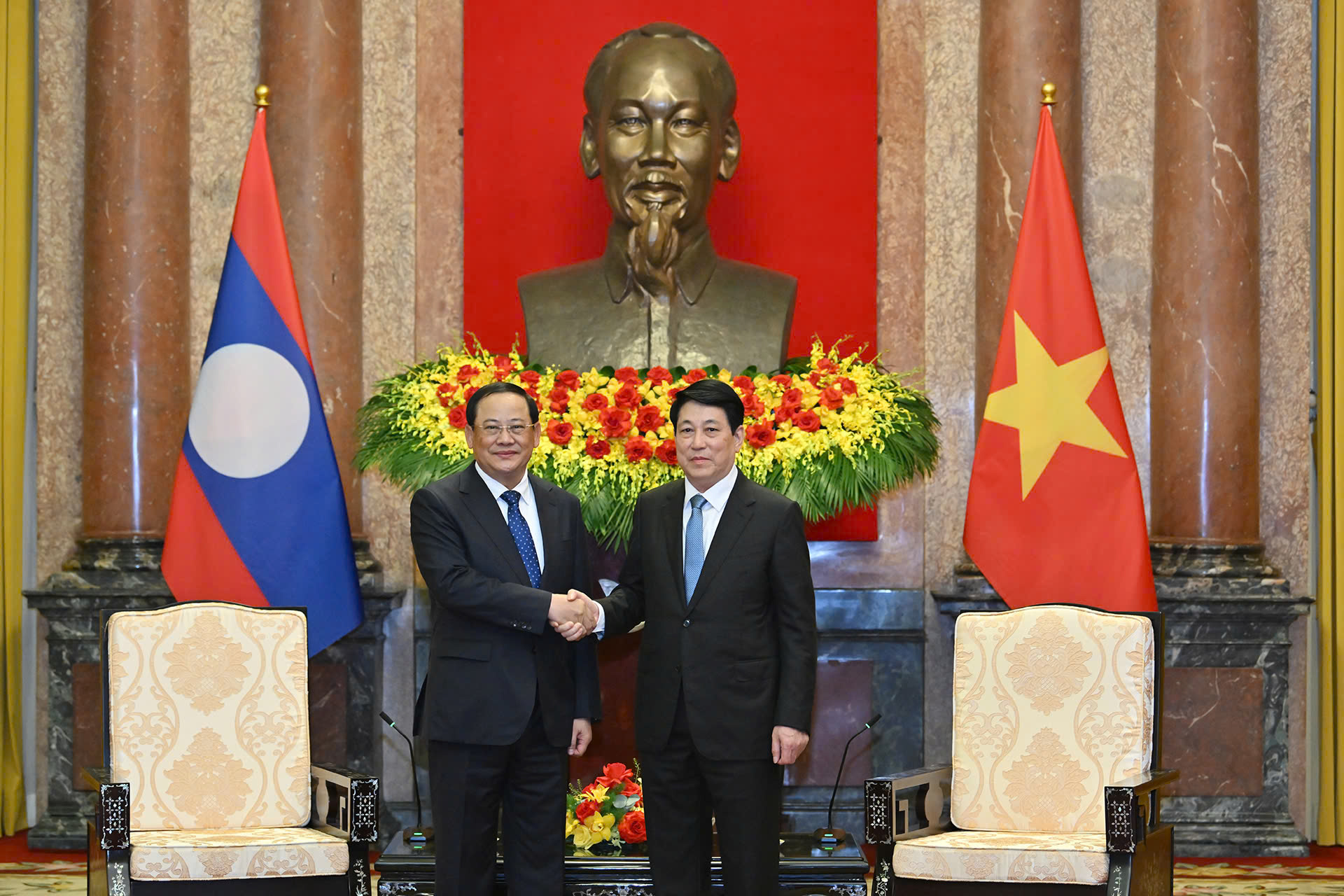 Việt Nam ưu tiên quan hệ với Lào , Chủ tịch nước Lương Cường gặp Thủ tướng Sonexay Siphandone - Ảnh 1.