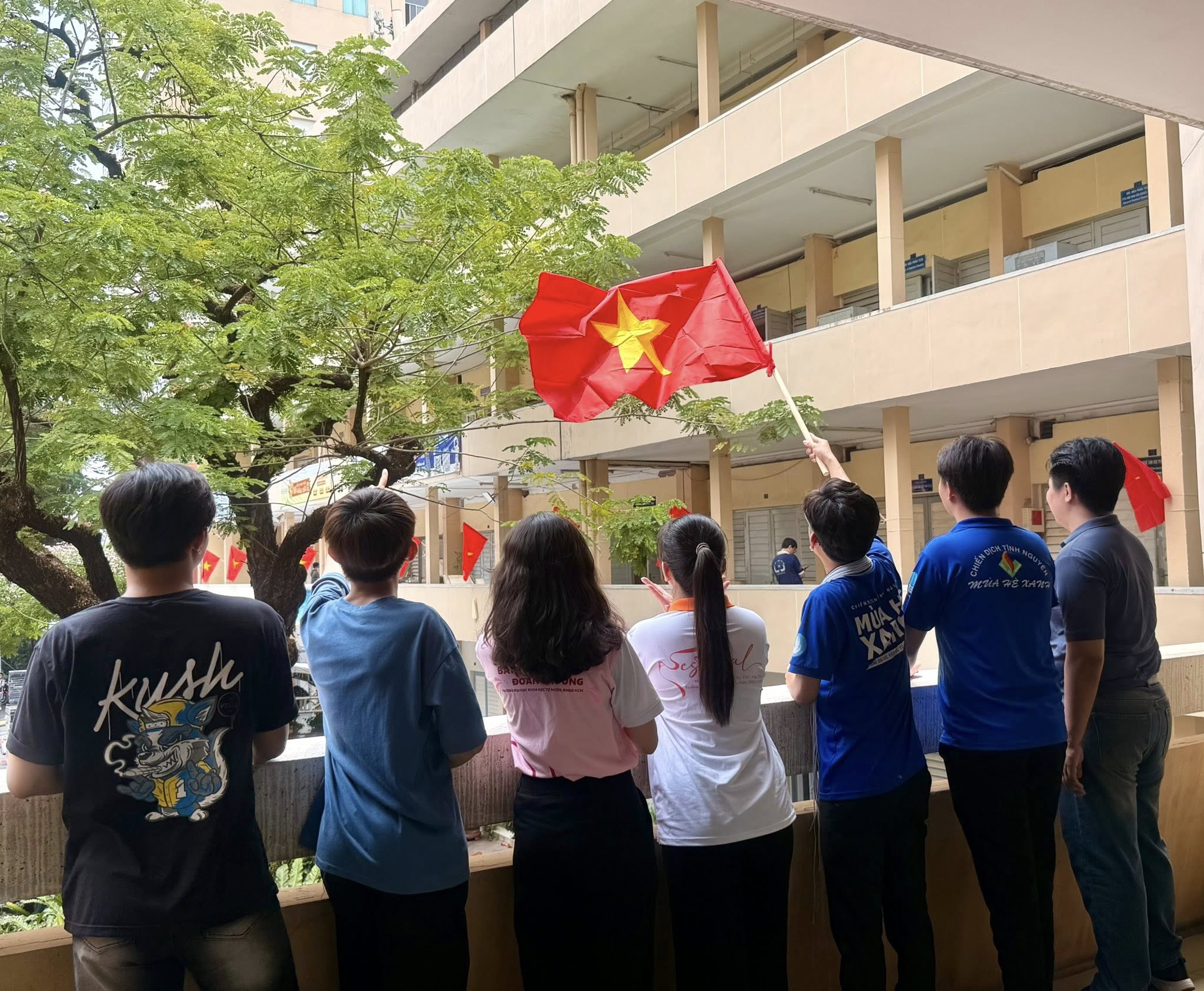 Trường đại học phủ đỏ màu cờ Tổ quốc đầy tự hào - Ảnh 3.