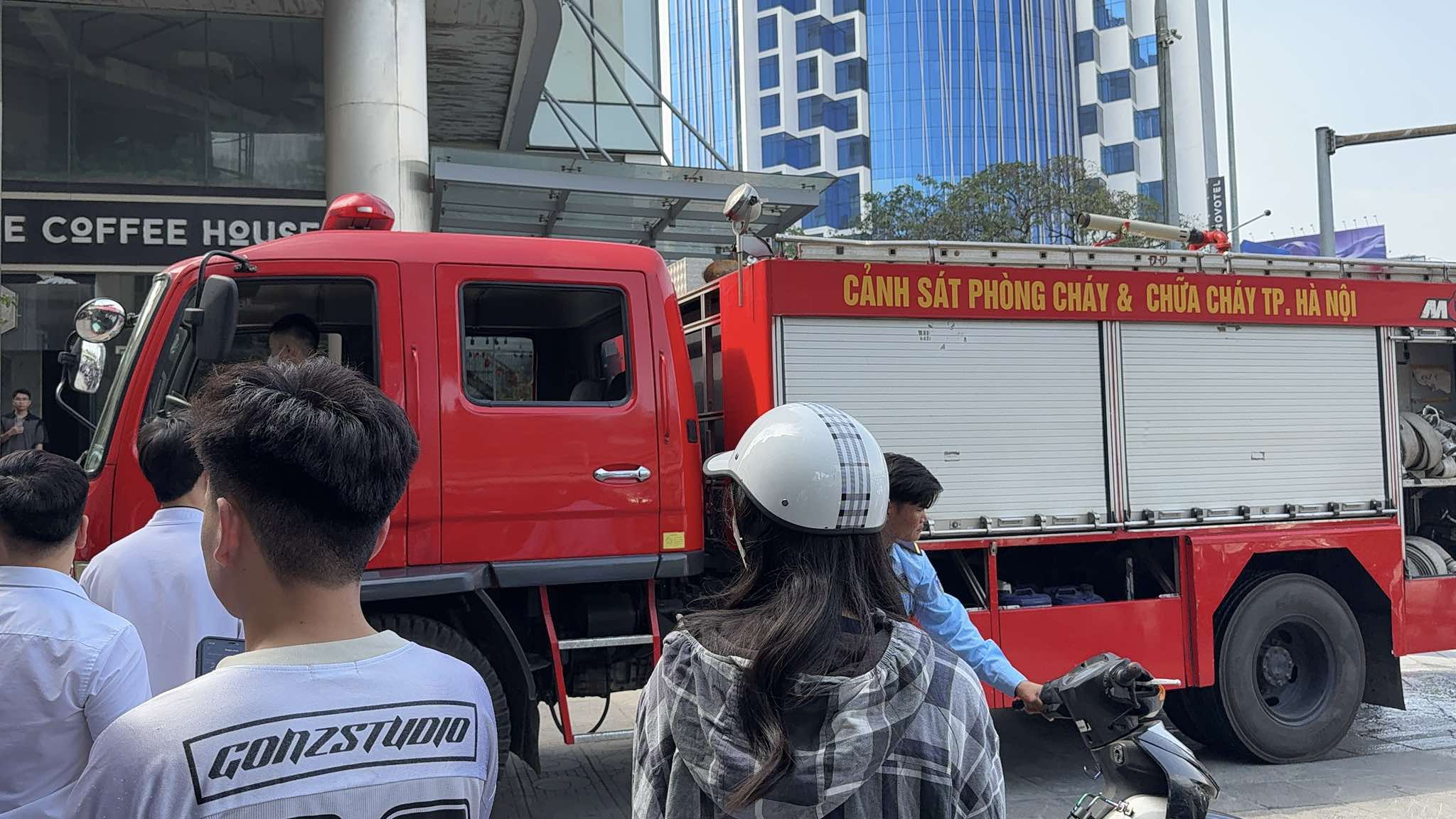 Cháy tòa nhà Việt Tower, hàng trăm người vội tháo chạy - Ảnh 3.