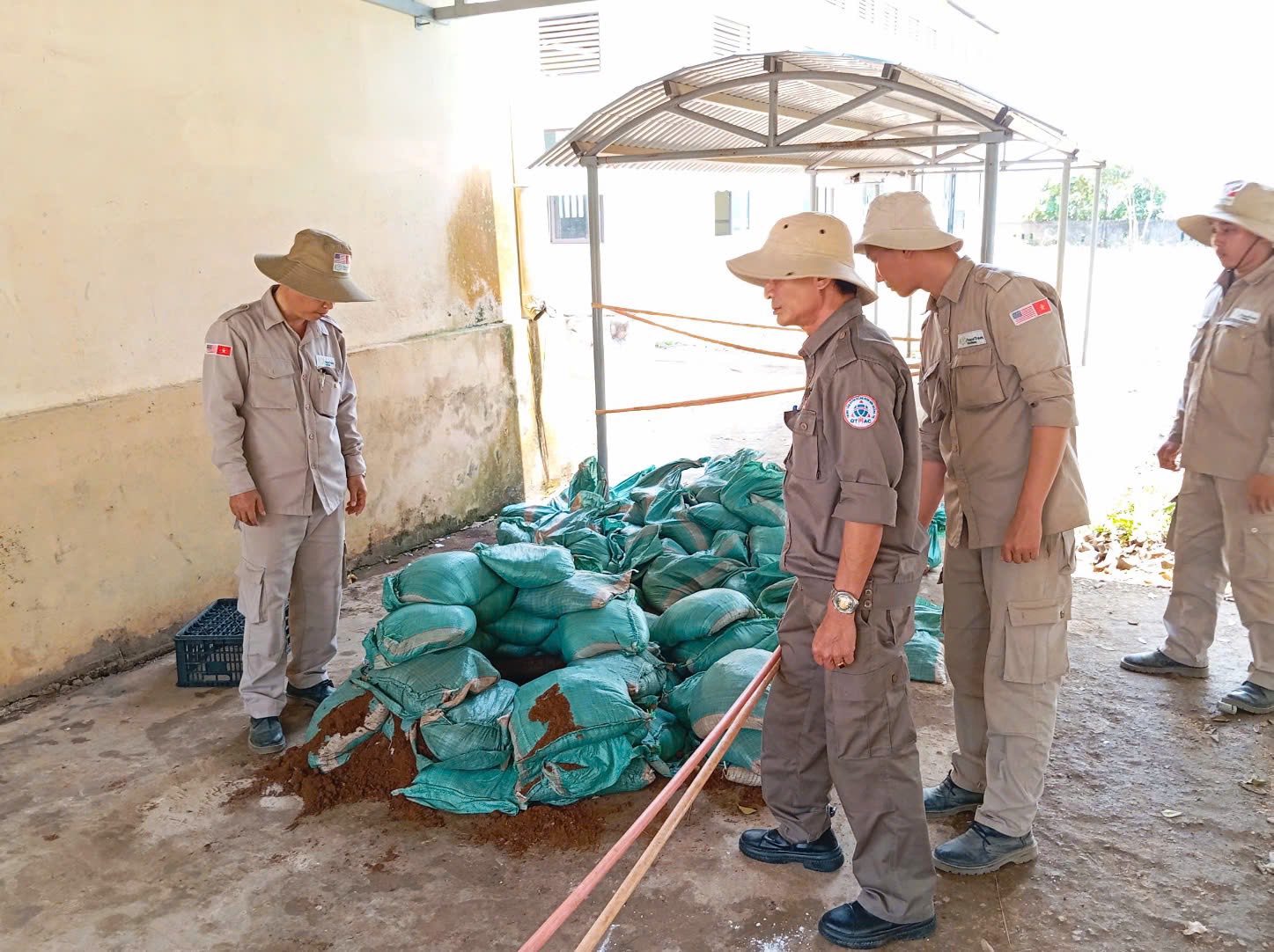 Hy hữu: Giờ ra chơi, phát hiện đạn cối trong...sân trường, học sinh kịp thời báo động - Ảnh 2.
